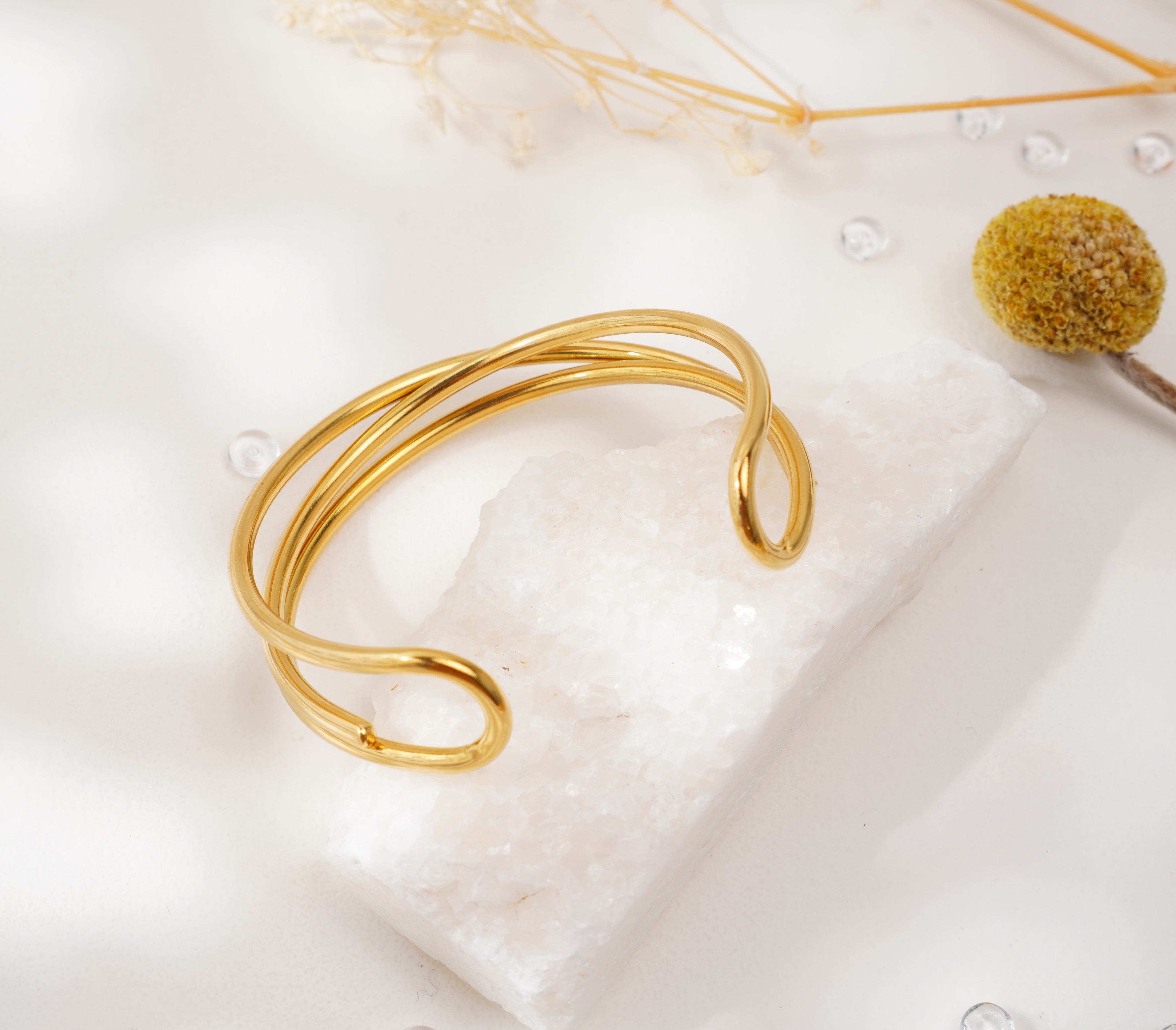 Bracelet doré à lignes croisées en acier inoxydable – Élégance minimaliste & allure artistique