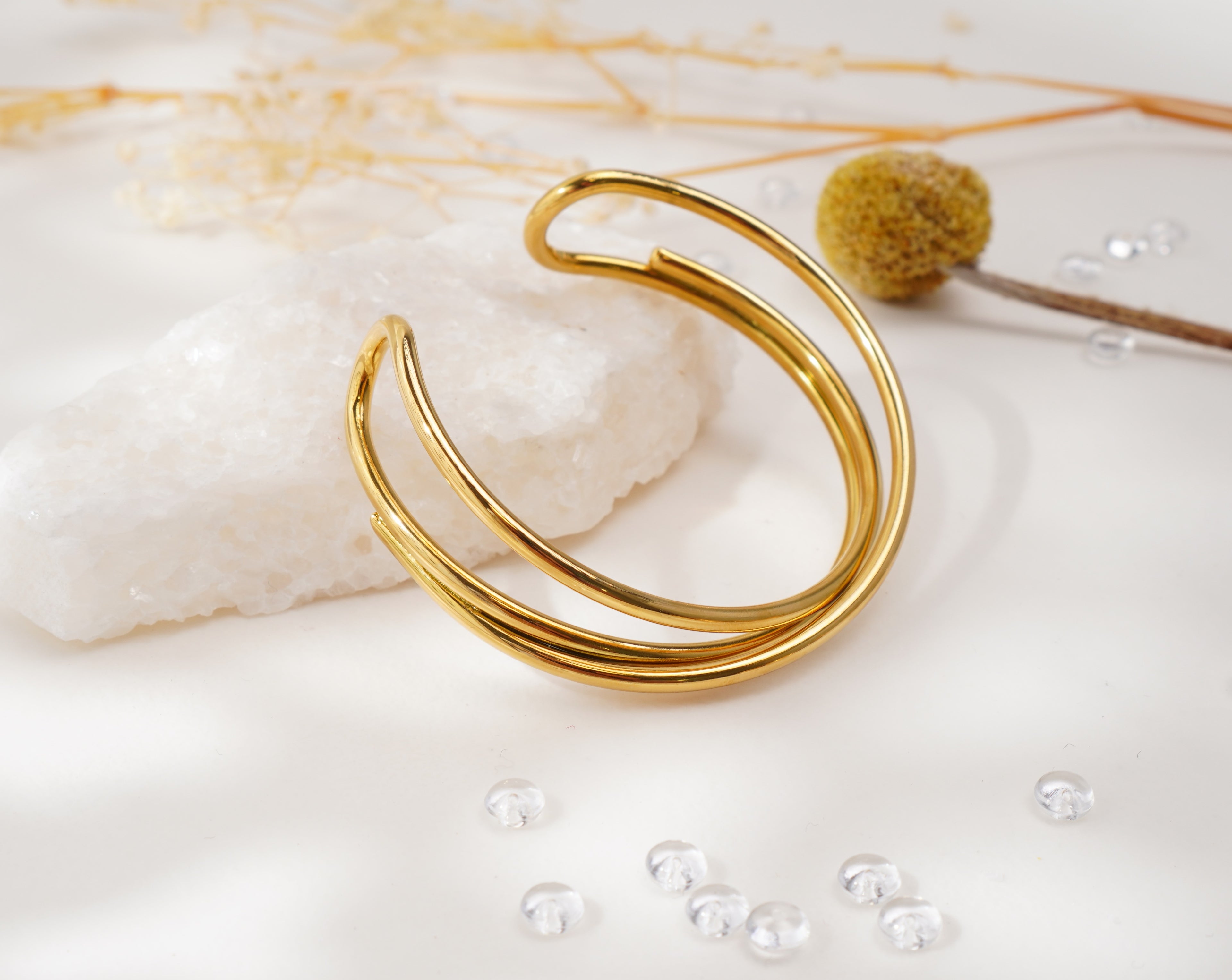 Bracelet doré à lignes croisées en acier inoxydable – Élégance minimaliste & allure artistique