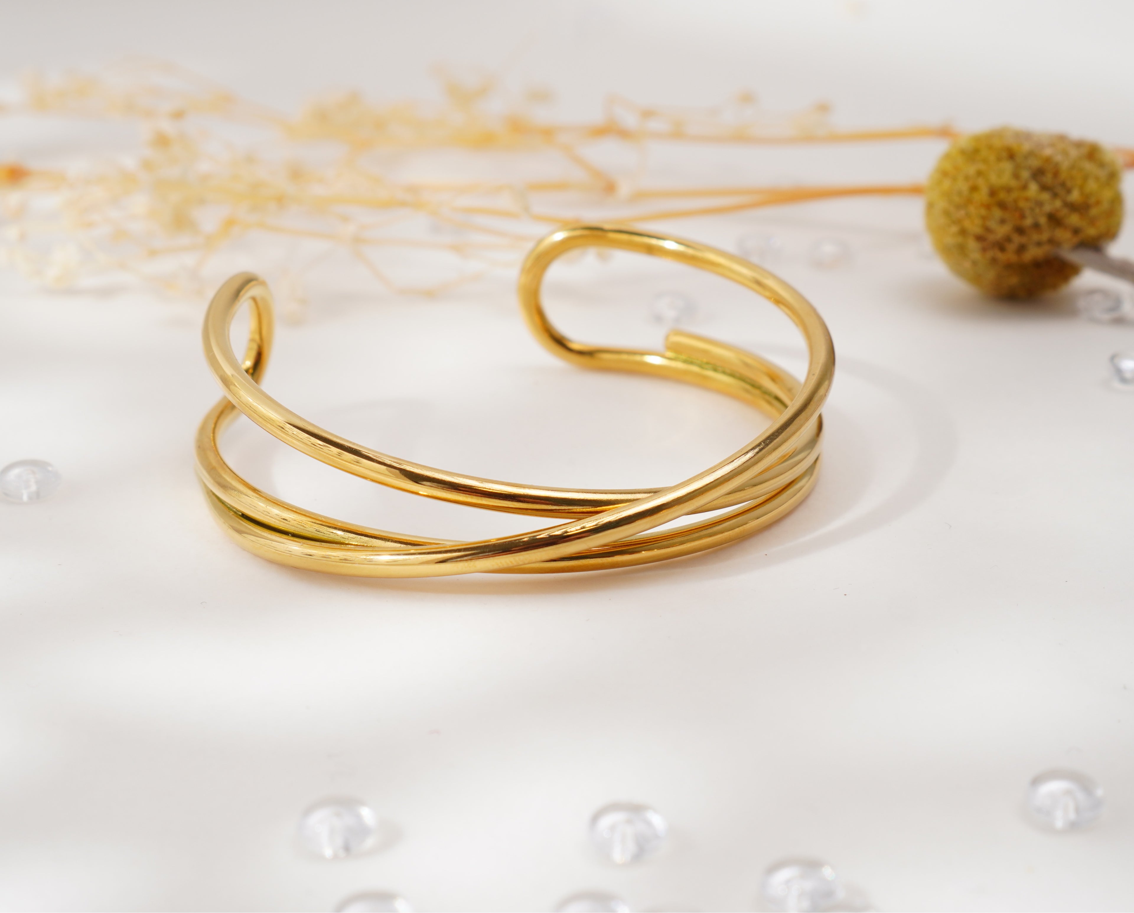Bracelet doré à lignes croisées en acier inoxydable – Élégance minimaliste & allure artistique