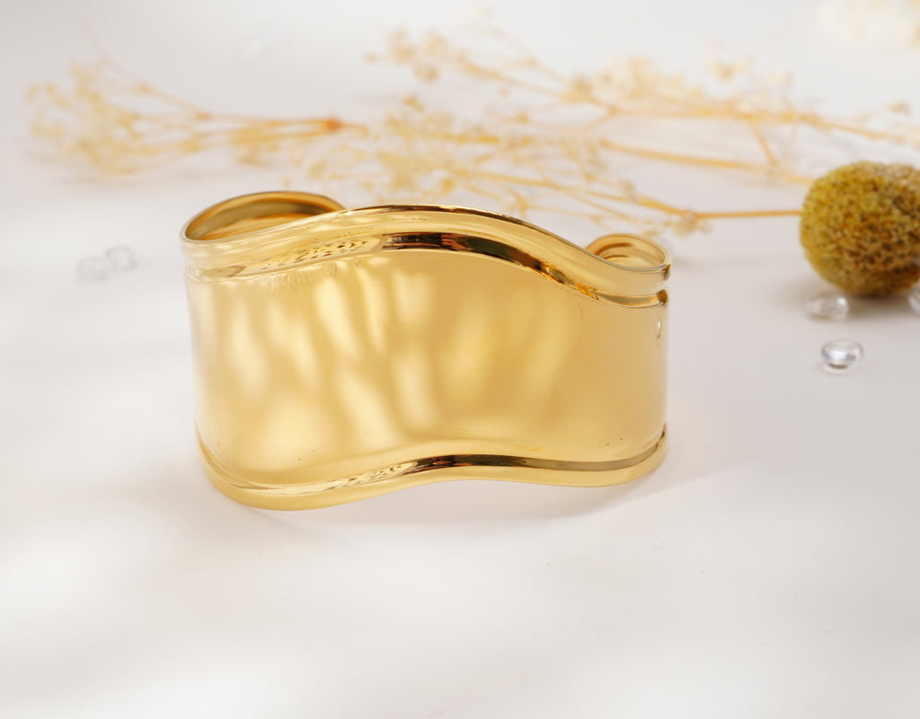 Bracelet doré à courbes fluides en acier inoxydable – Élégance sculpturale & raffinement moderne