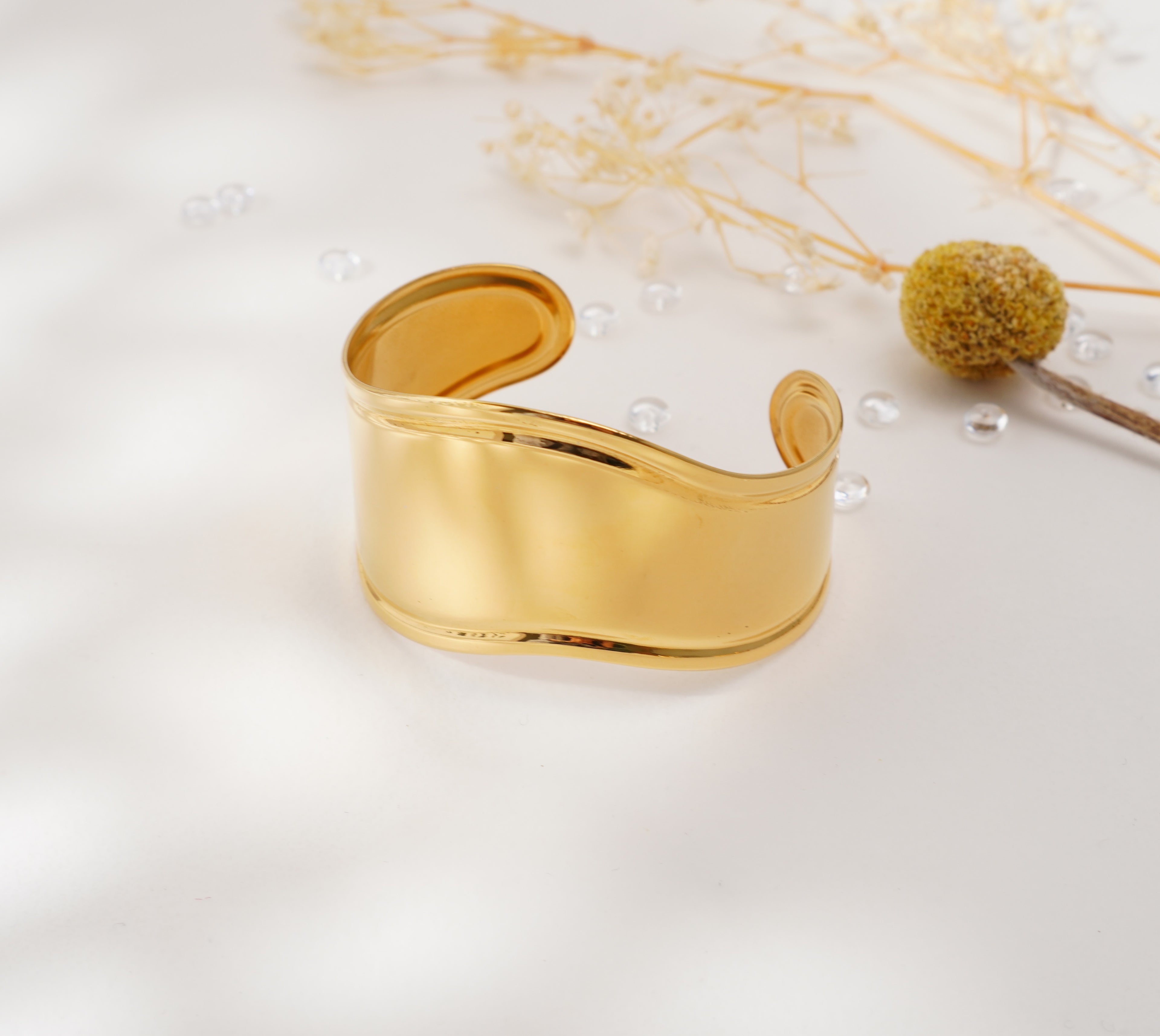 Bracelet doré à courbes fluides en acier inoxydable – Élégance sculpturale & raffinement moderne