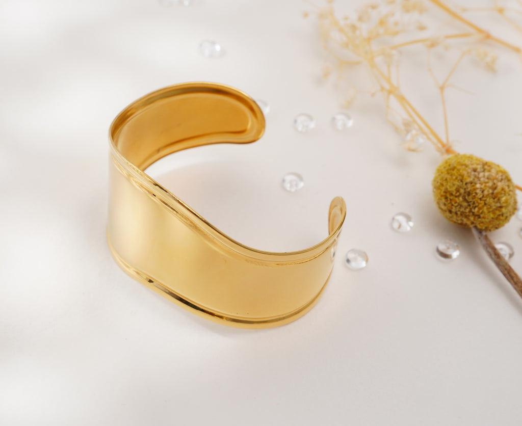Bracelet doré à courbes fluides en acier inoxydable – Élégance sculpturale & raffinement moderne