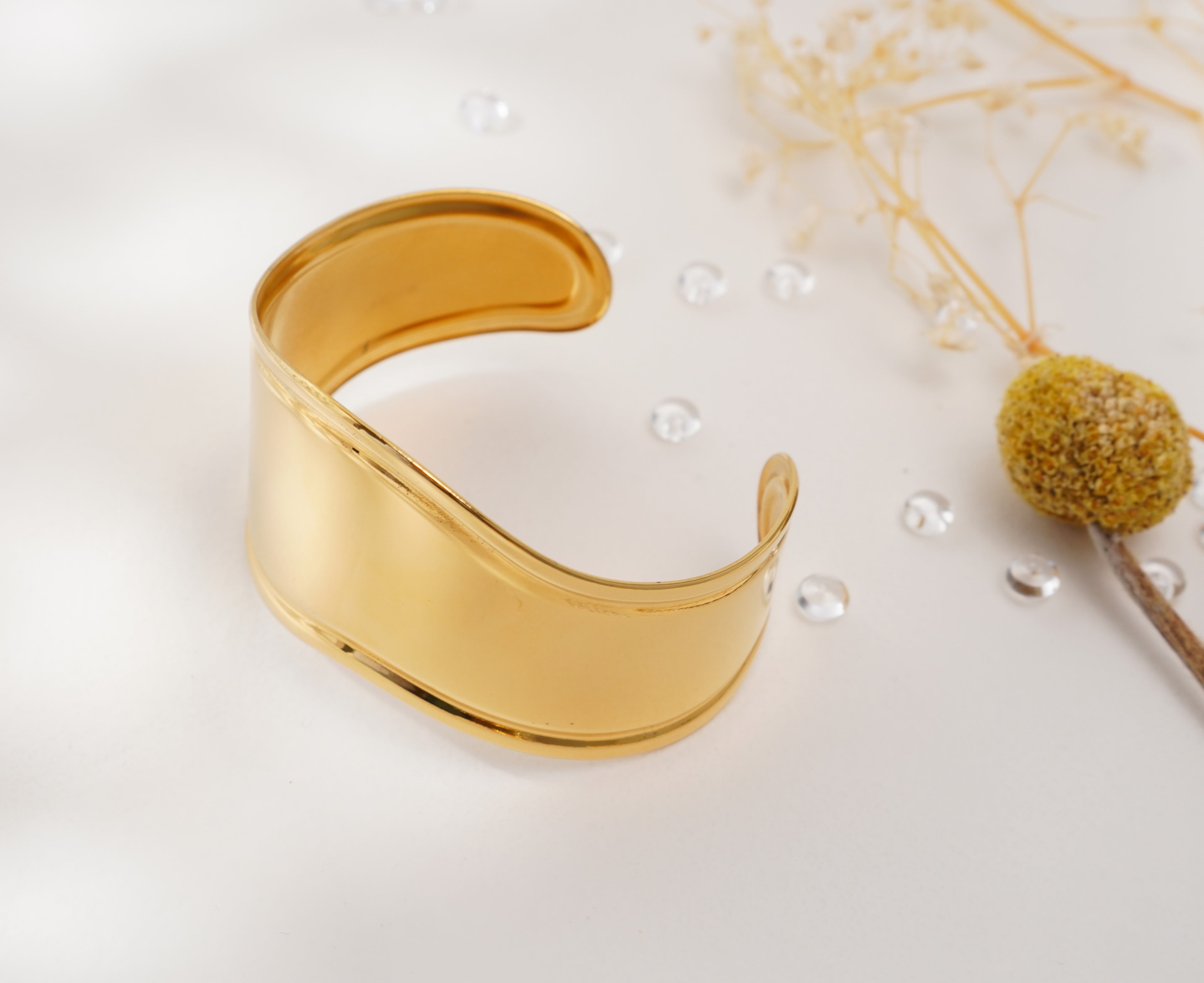 Bracelet doré à courbes fluides en acier inoxydable – Élégance sculpturale & raffinement moderne