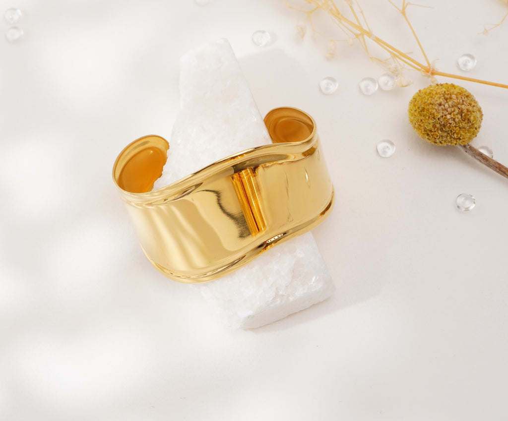 Bracelet doré à courbes fluides en acier inoxydable – Élégance sculpturale & raffinement moderne