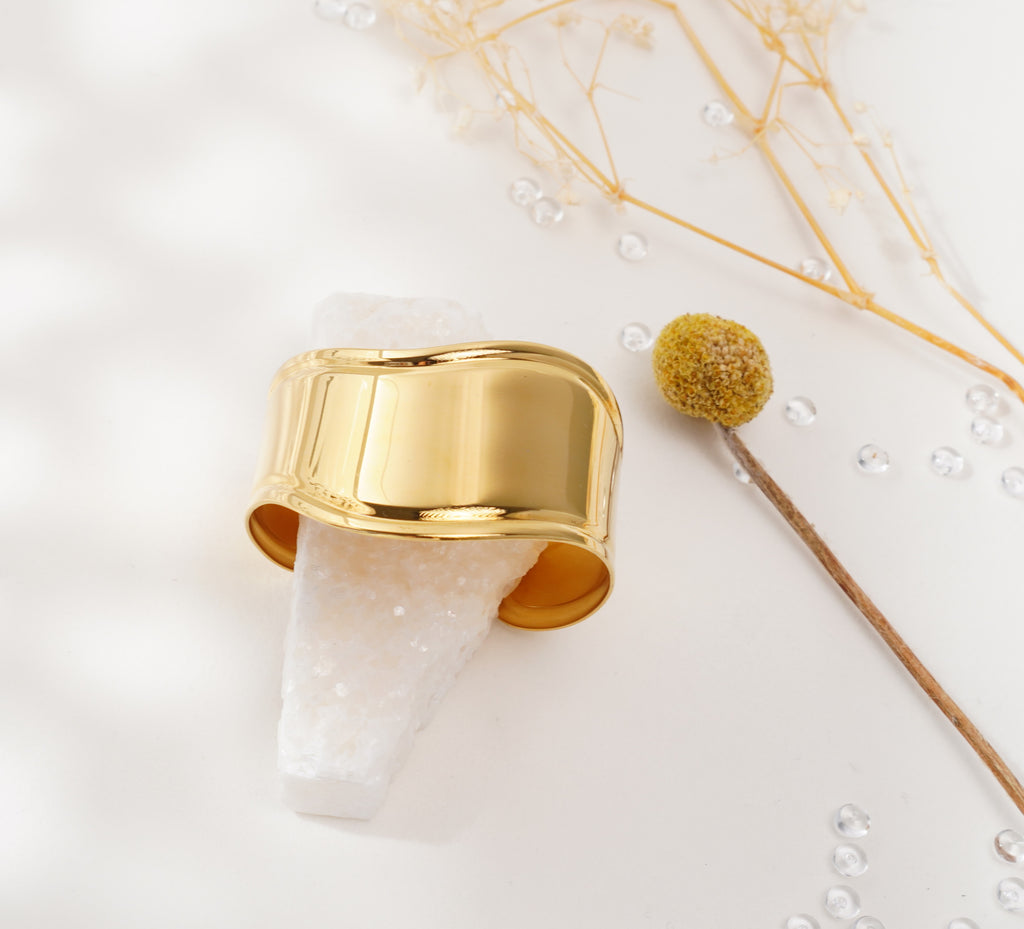 Bracelet doré à courbes fluides en acier inoxydable – Élégance sculpturale & raffinement moderne