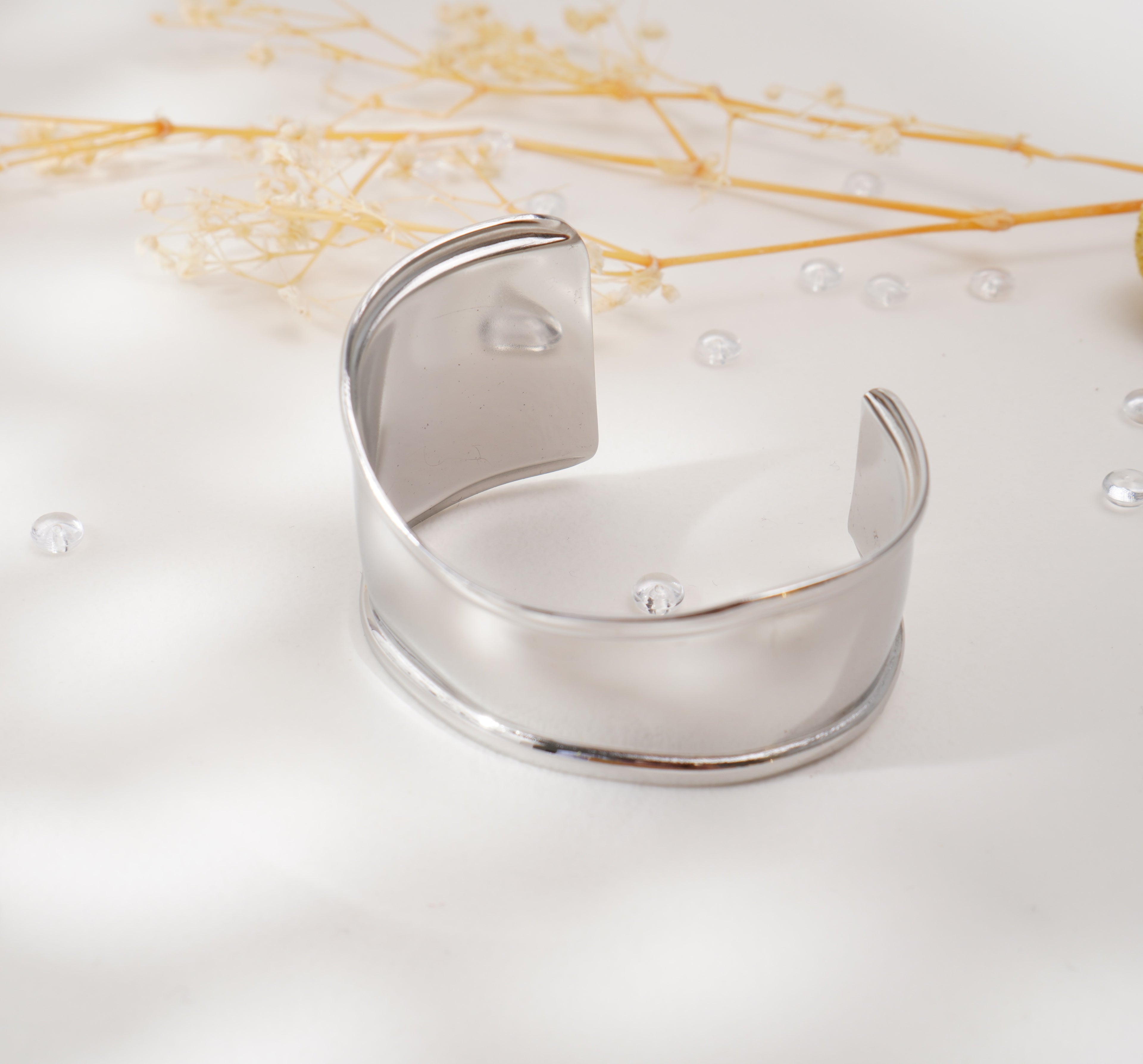 Bracelet à courbes fluides en acier inoxydable – Élégance minimaliste & raffinement moderne