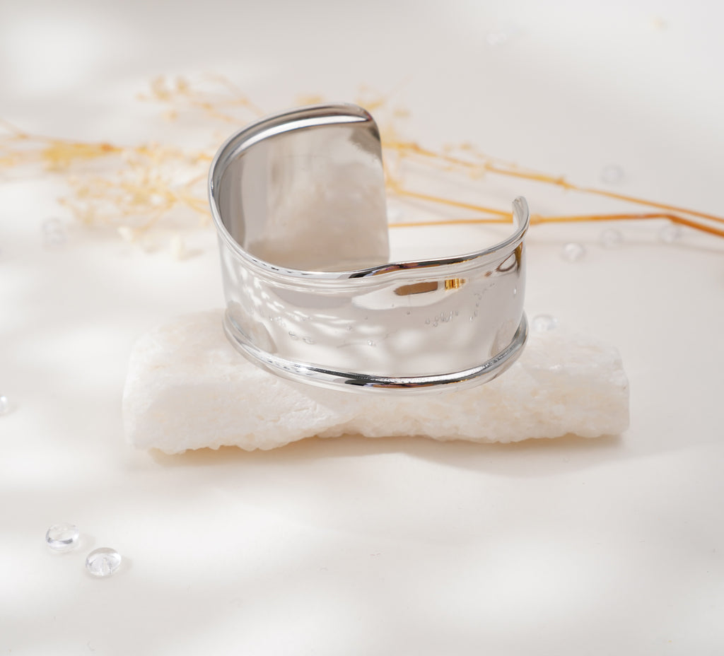 Bracelet à courbes fluides en acier inoxydable – Élégance minimaliste & raffinement moderne