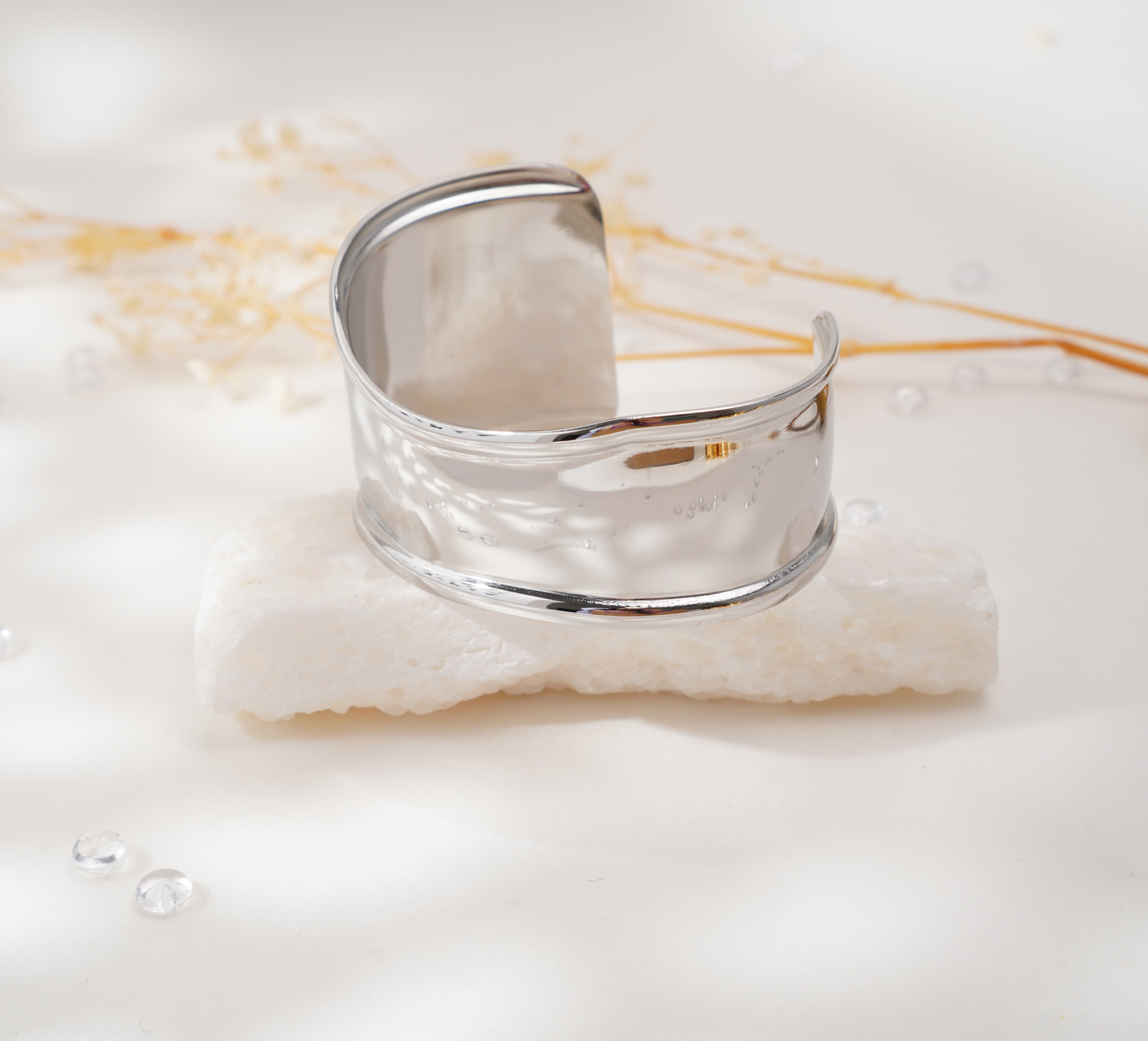 Bracelet à courbes fluides en acier inoxydable – Élégance minimaliste & raffinement moderne