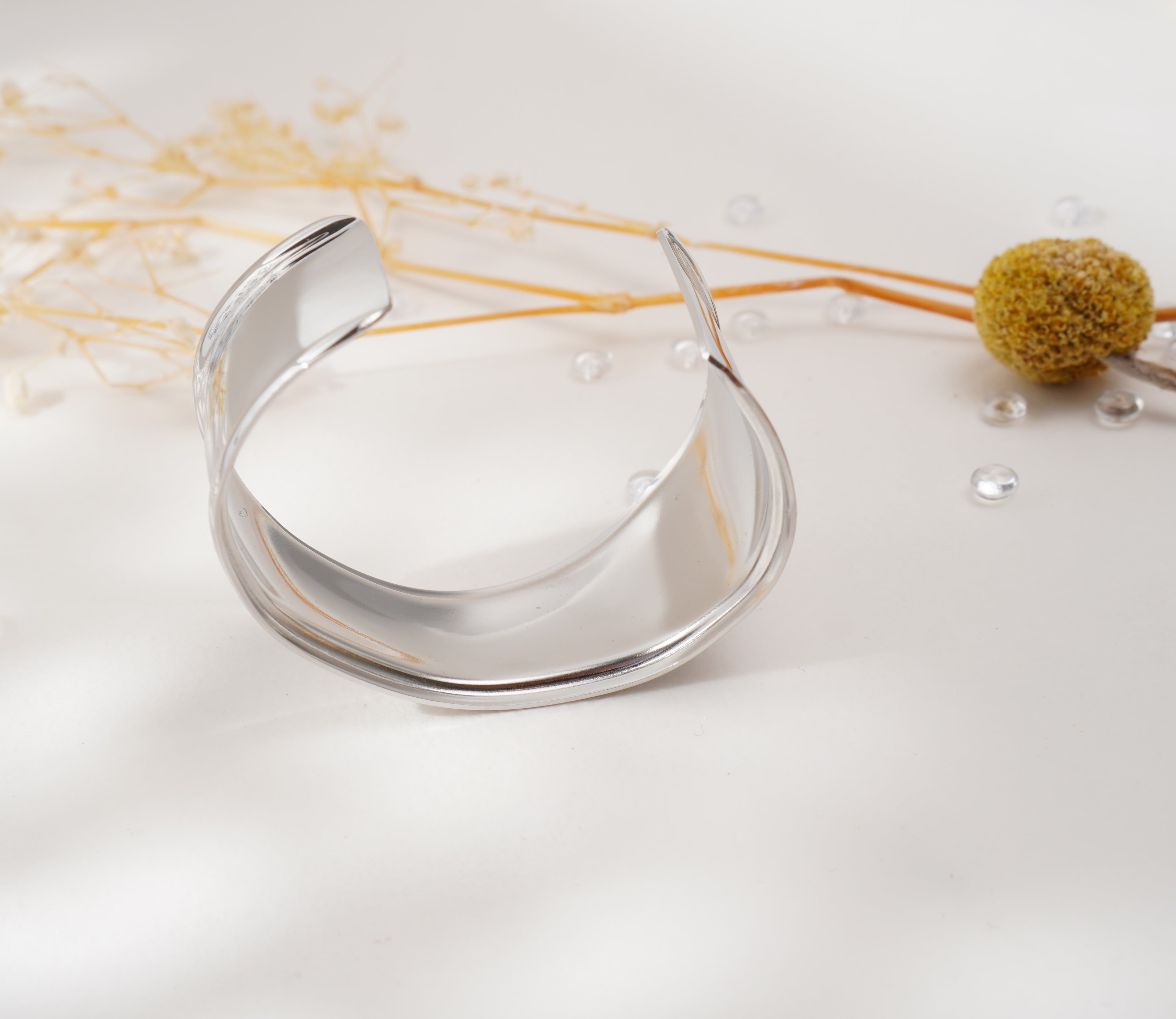 Bracelet à courbes fluides en acier inoxydable – Élégance minimaliste & raffinement moderne