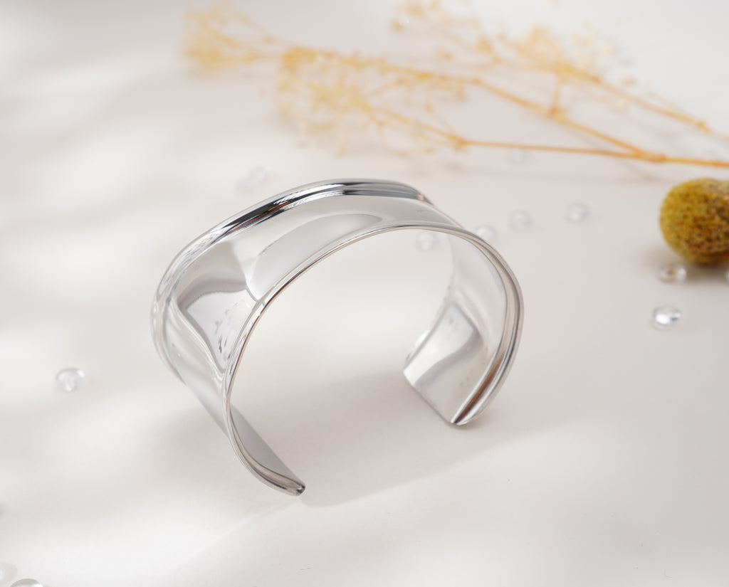 Bracelet à courbes fluides en acier inoxydable – Élégance minimaliste & raffinement moderne