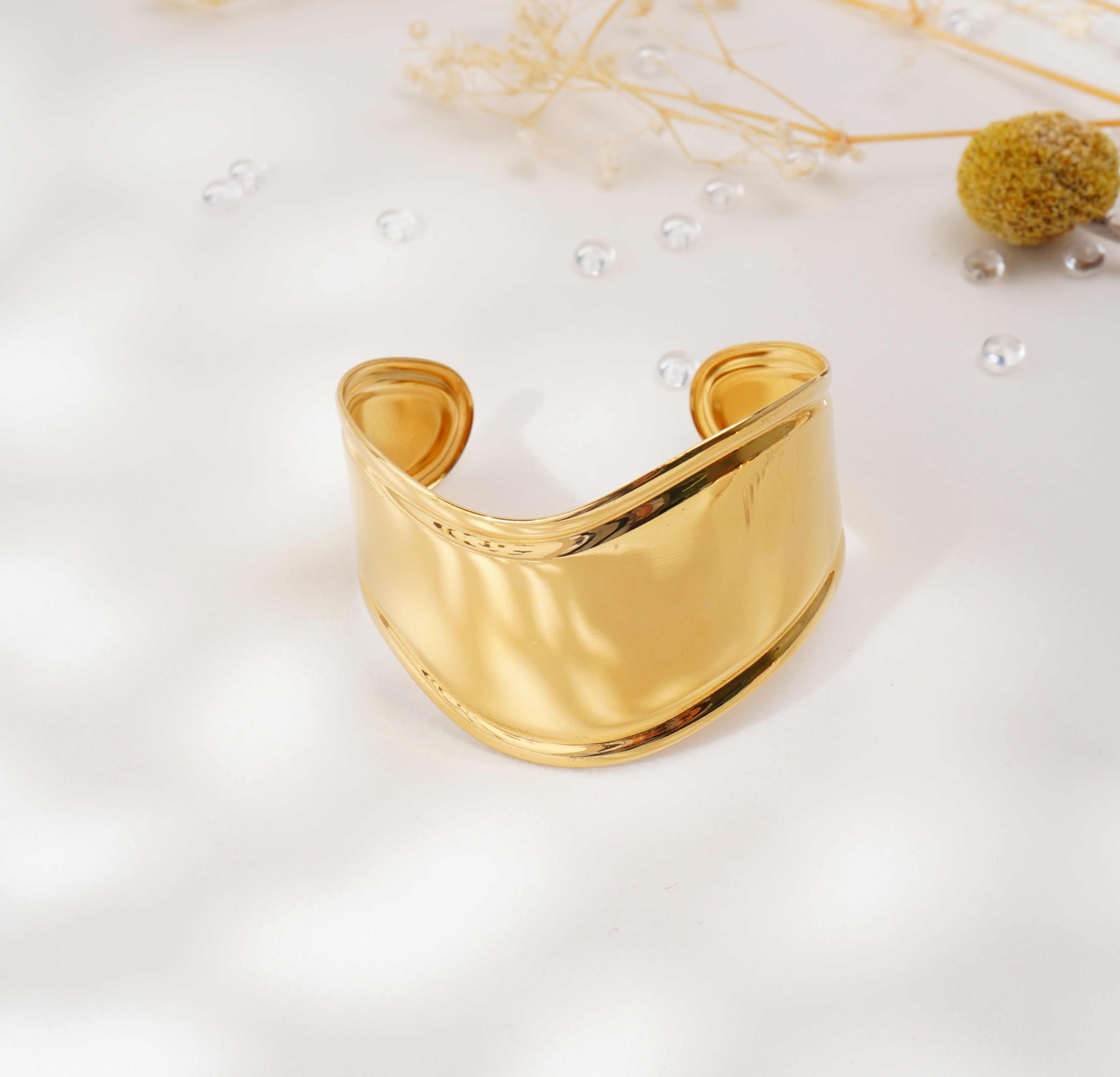 Bracelet doré à courbes fluides en acier inoxydable – Élégance sculpturale & raffinement moderne