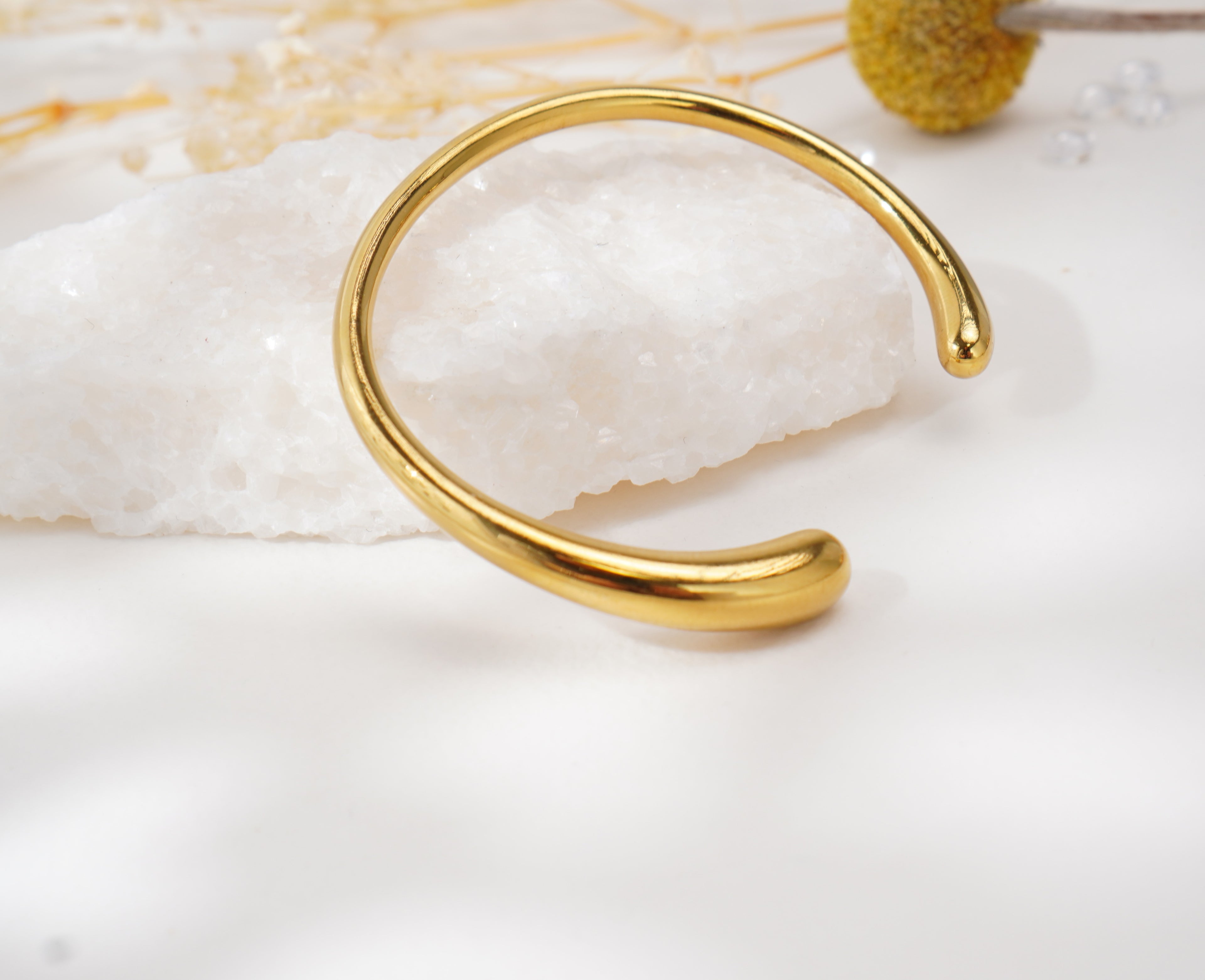 Bracelet doré ouvert lisse en acier inoxydable – Élégance minimaliste