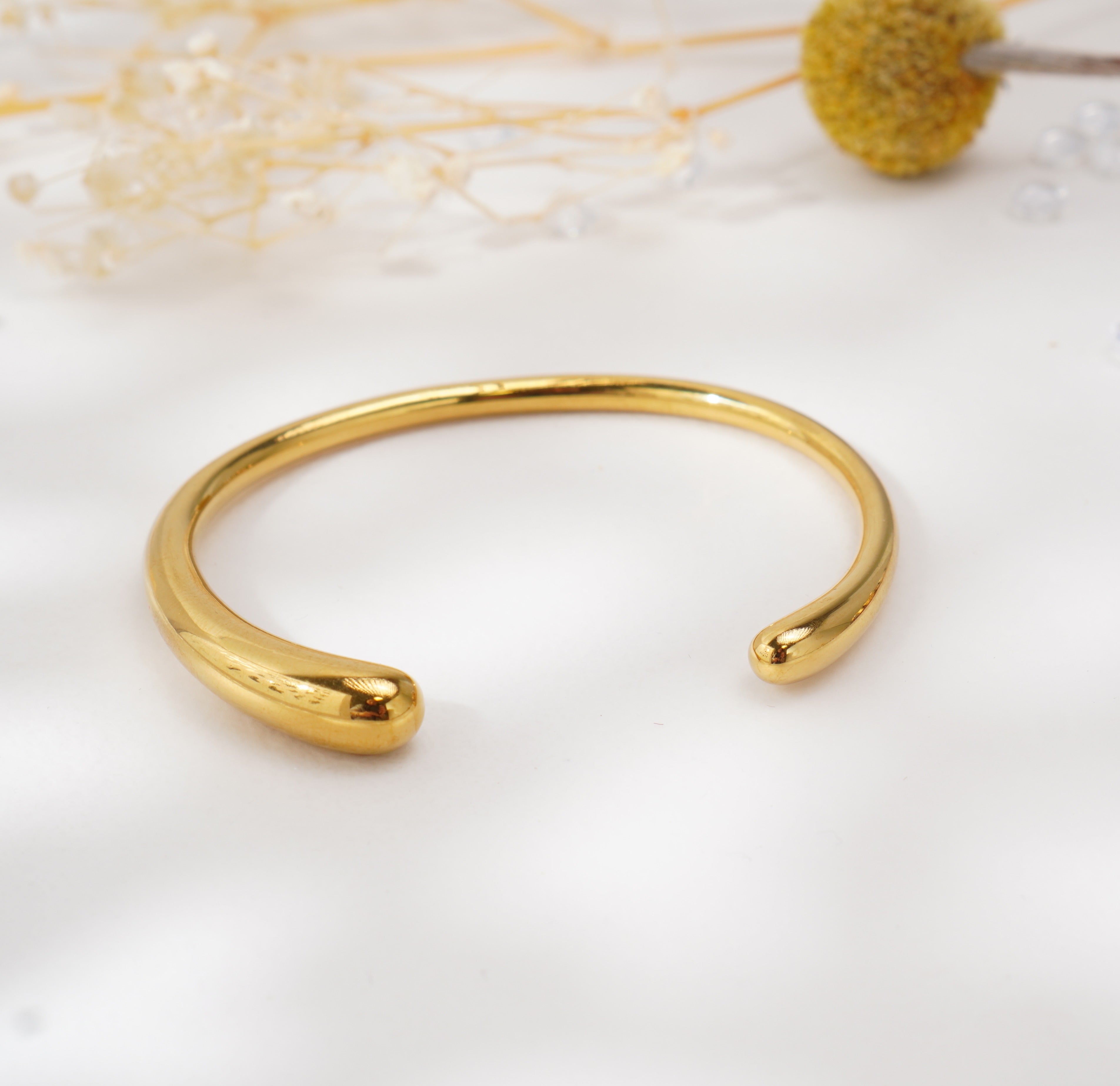 Bracelet doré ouvert lisse en acier inoxydable – Élégance minimaliste