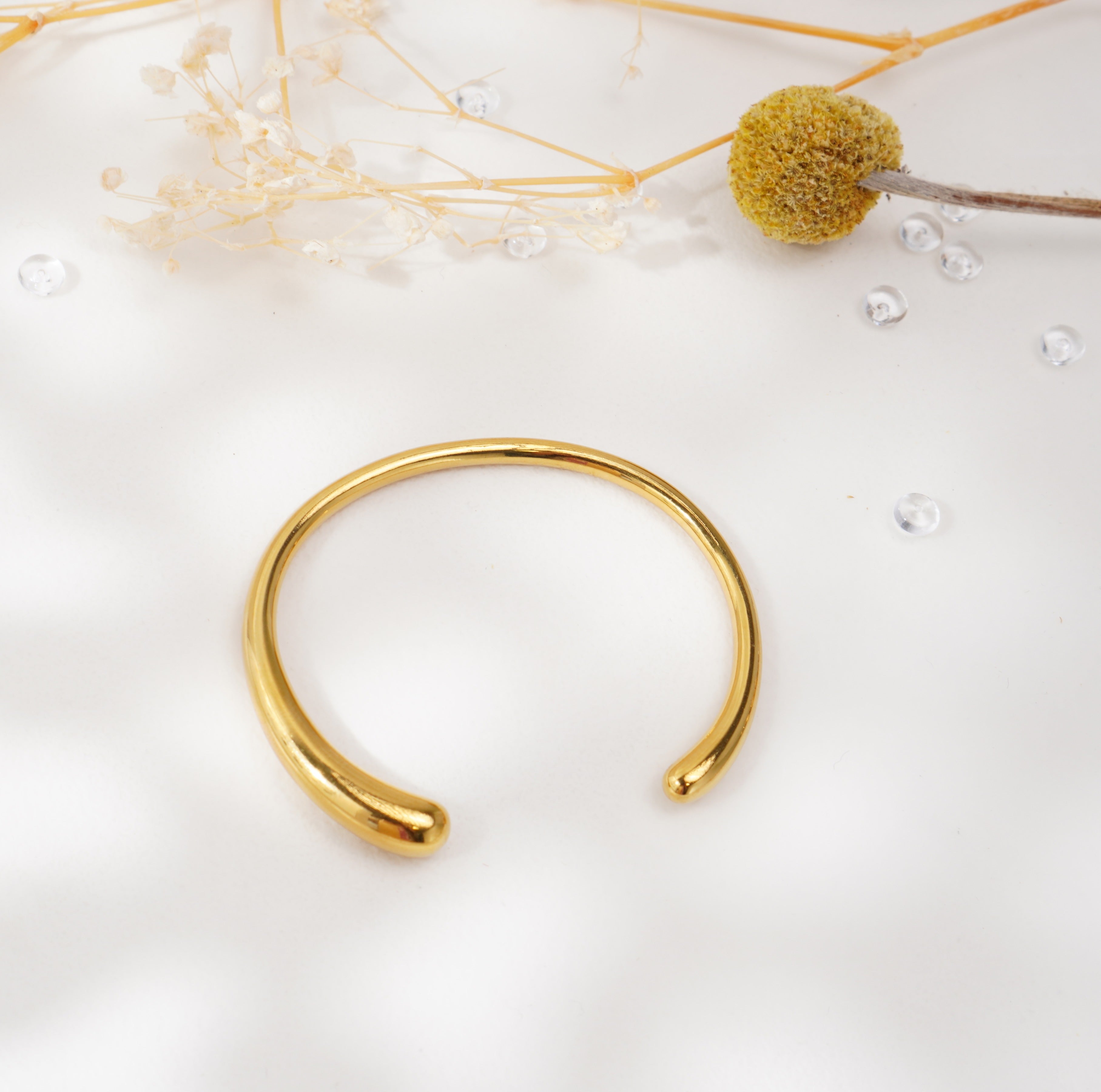 Bracelet doré ouvert lisse en acier inoxydable – Élégance minimaliste