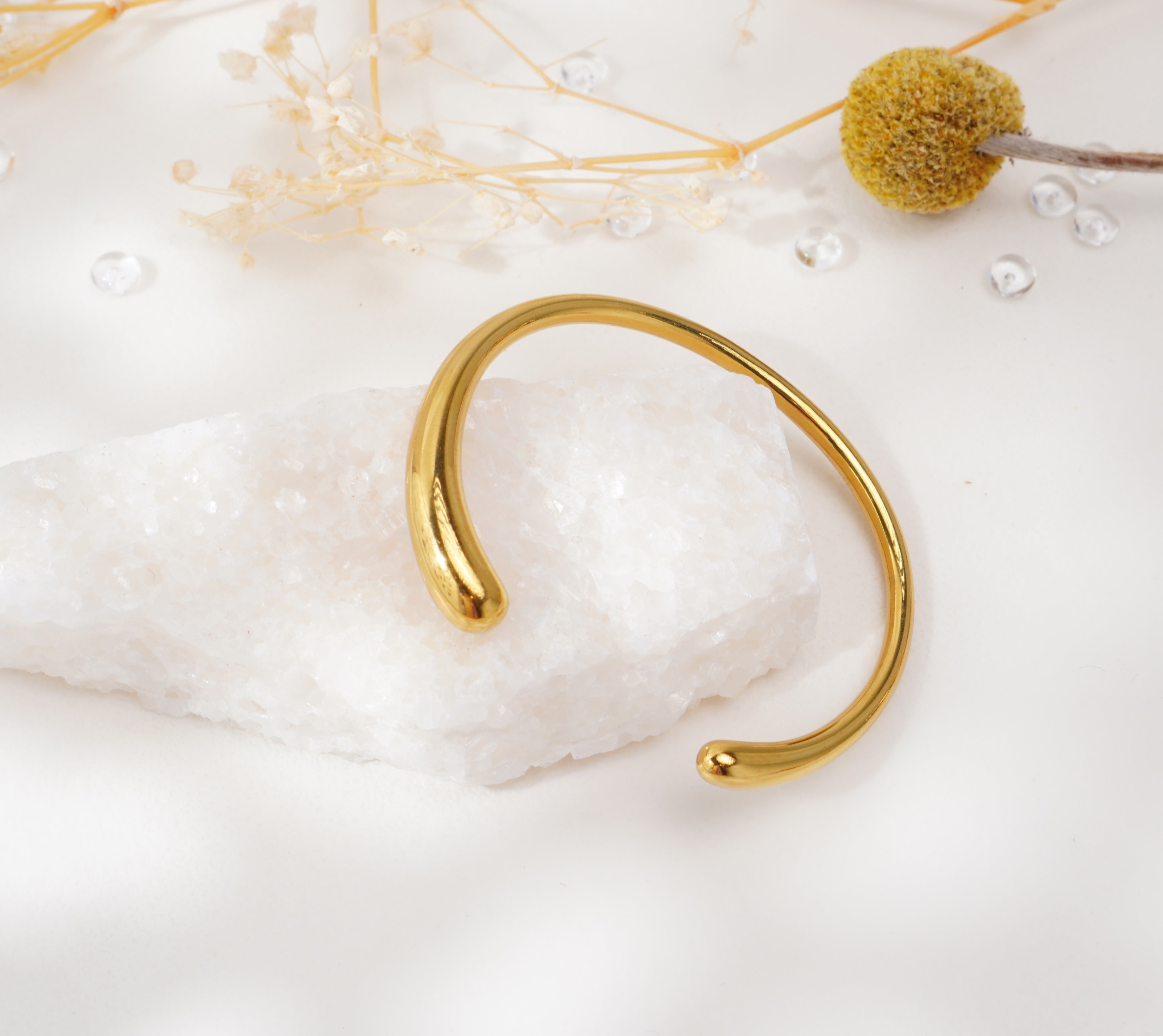 Bracelet doré ouvert lisse en acier inoxydable – Élégance minimaliste