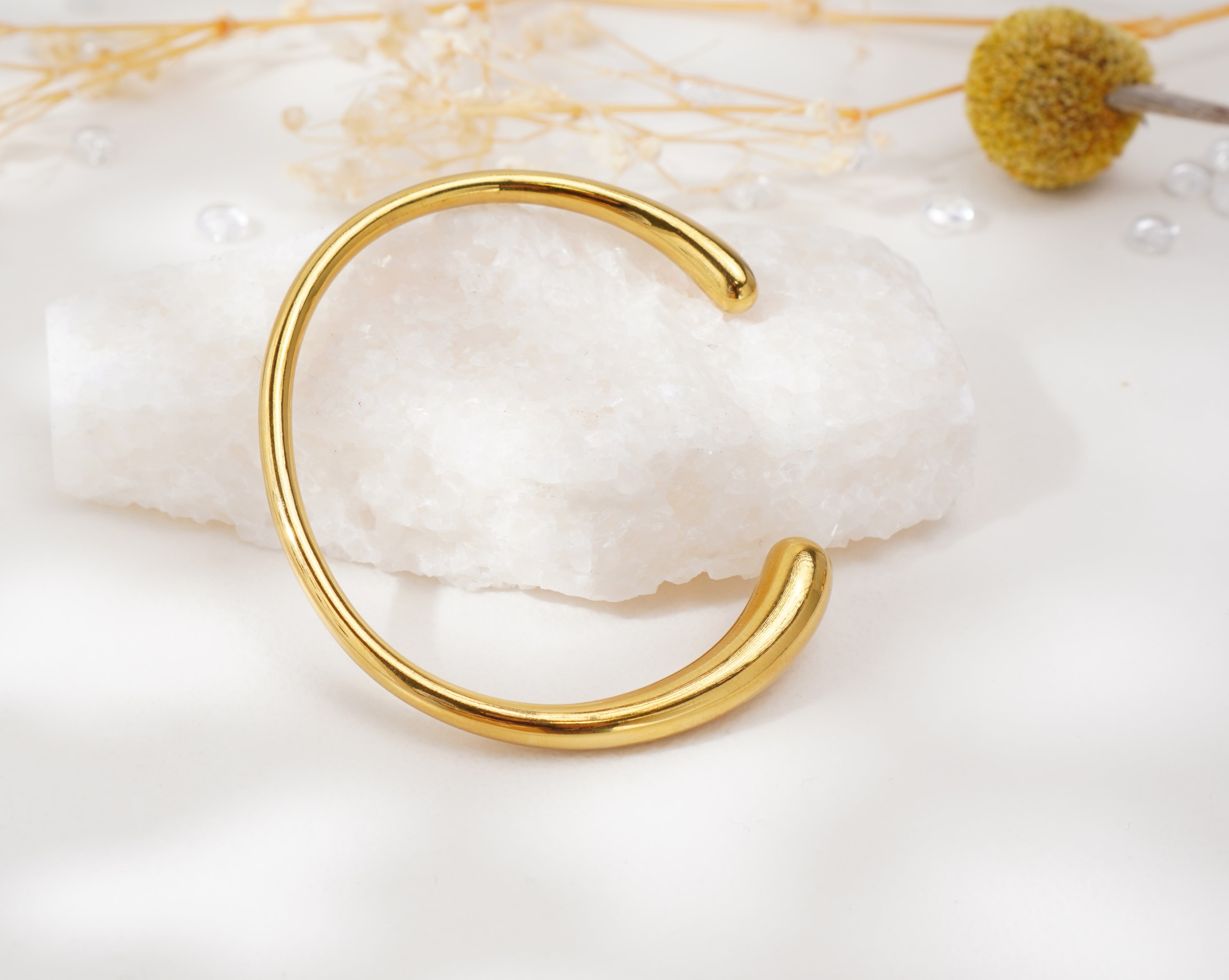 Bracelet doré ouvert lisse en acier inoxydable – Élégance minimaliste