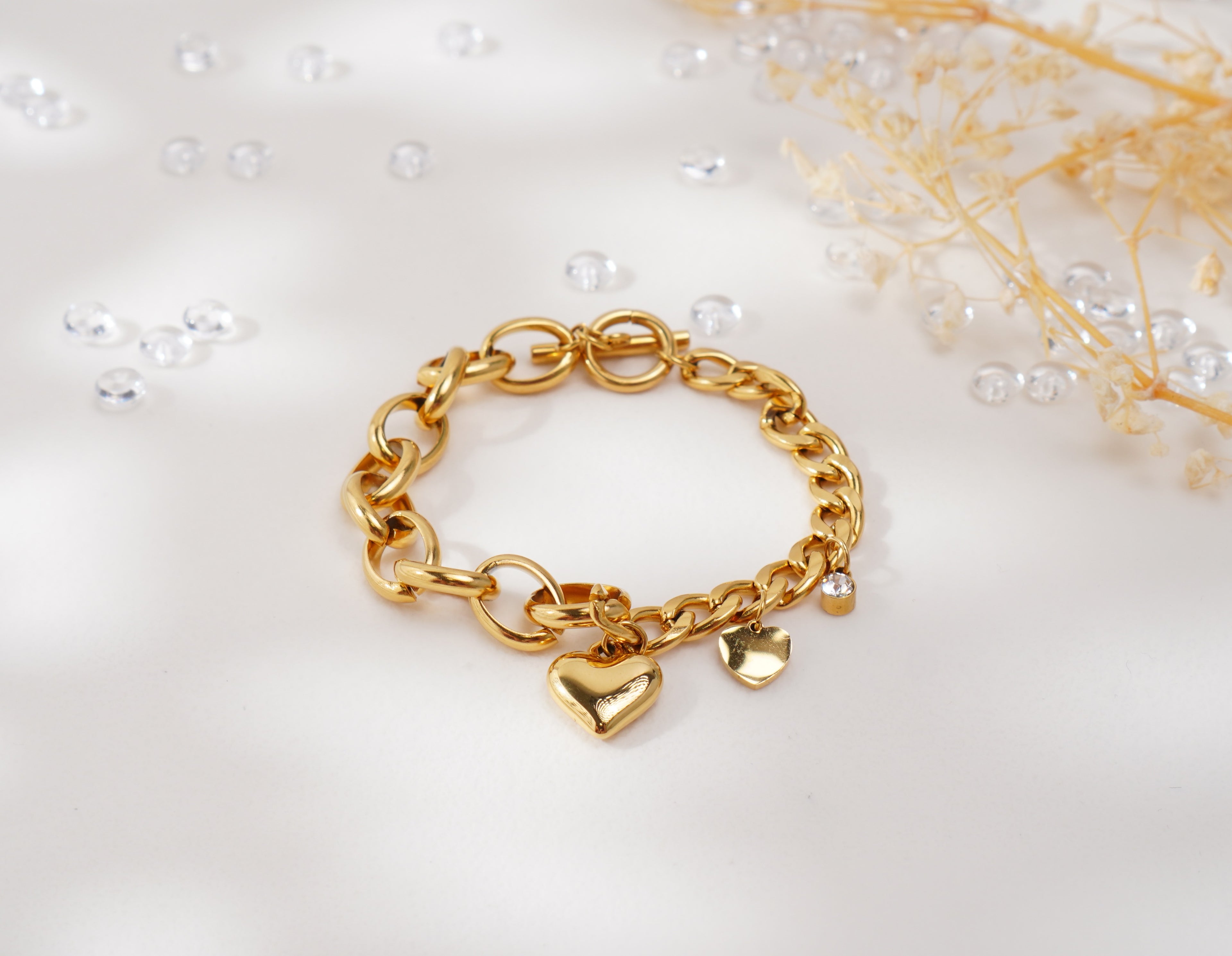 Bracelet doré à pendentifs cœur en acier inoxydable – Élégance raffinée
