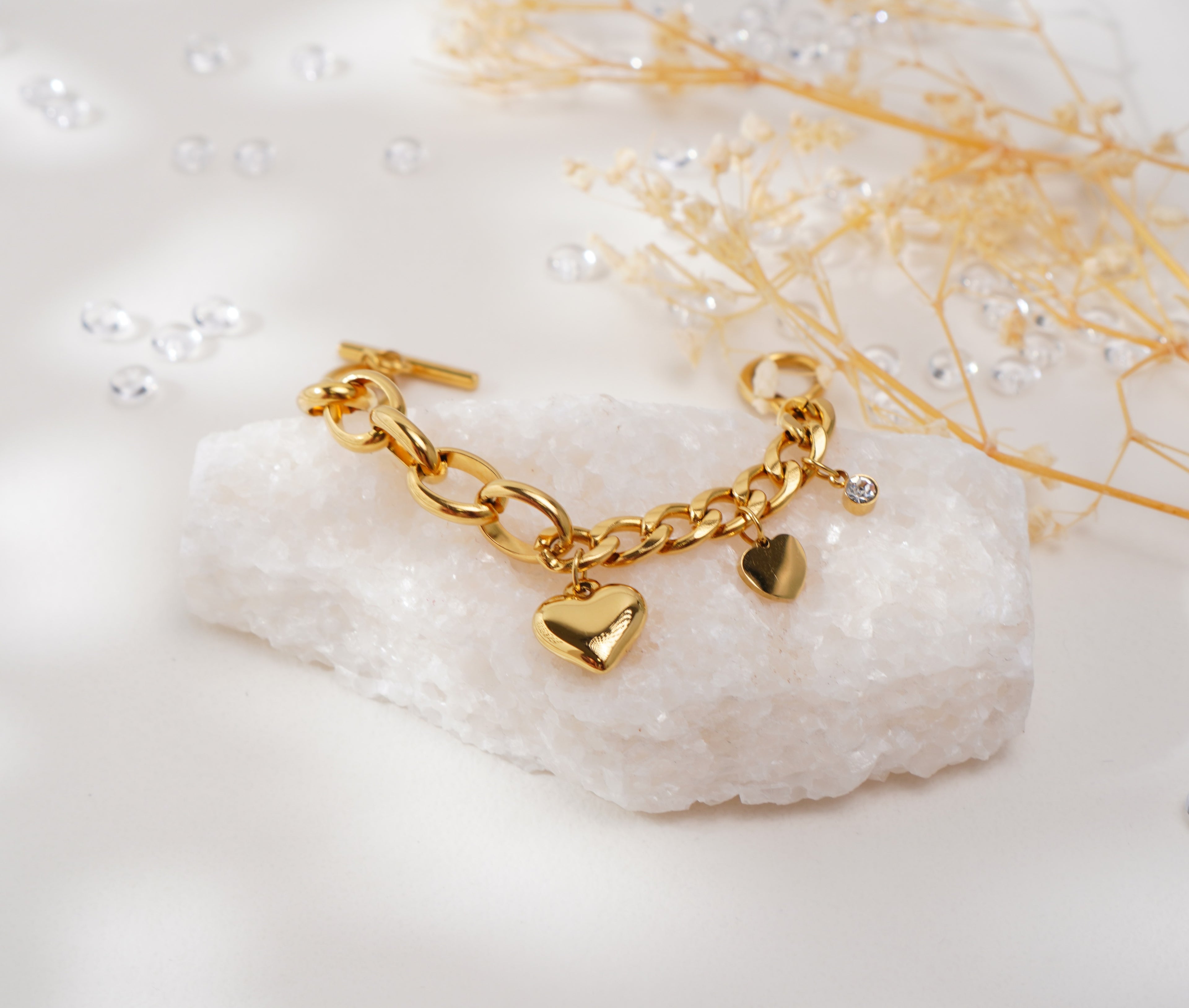 Bracelet doré à pendentifs cœur en acier inoxydable – Élégance raffinée