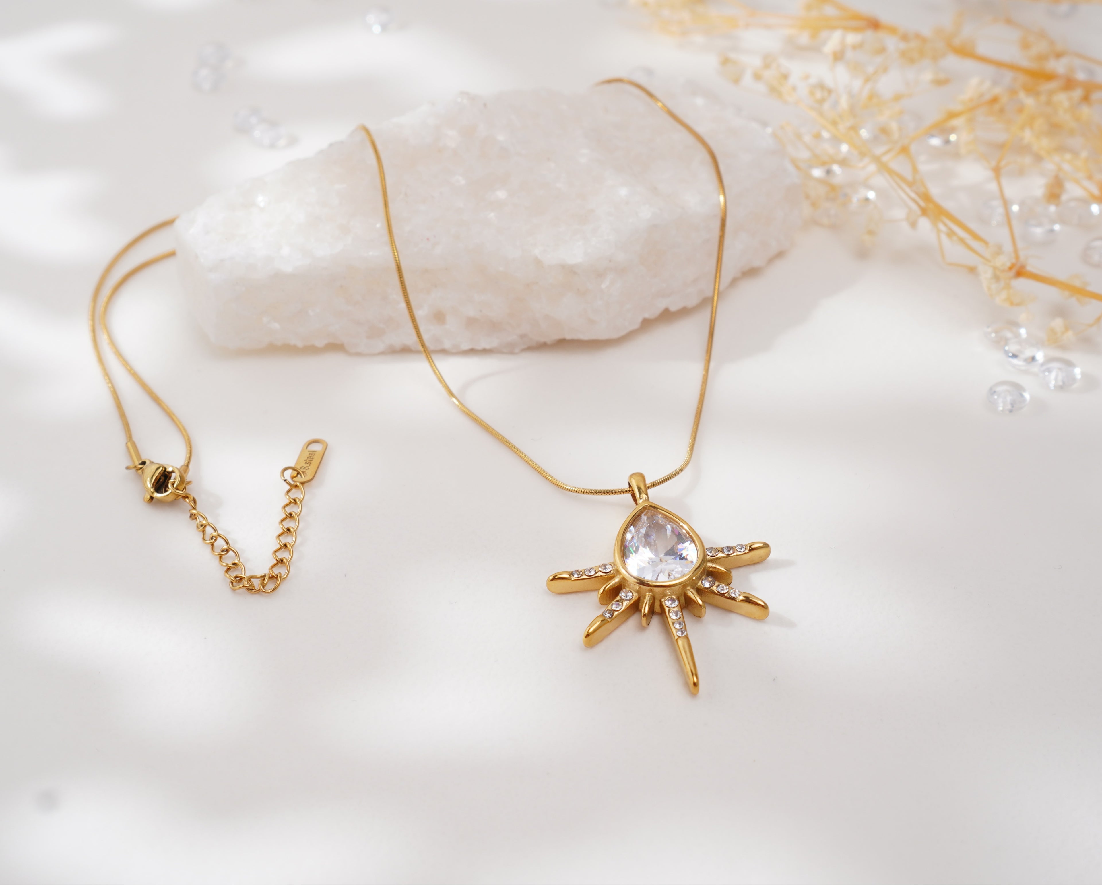 Collier pendentif soleil doré avec zircon en goutte d’eau en acier inoxydable – Élégance lumineuse