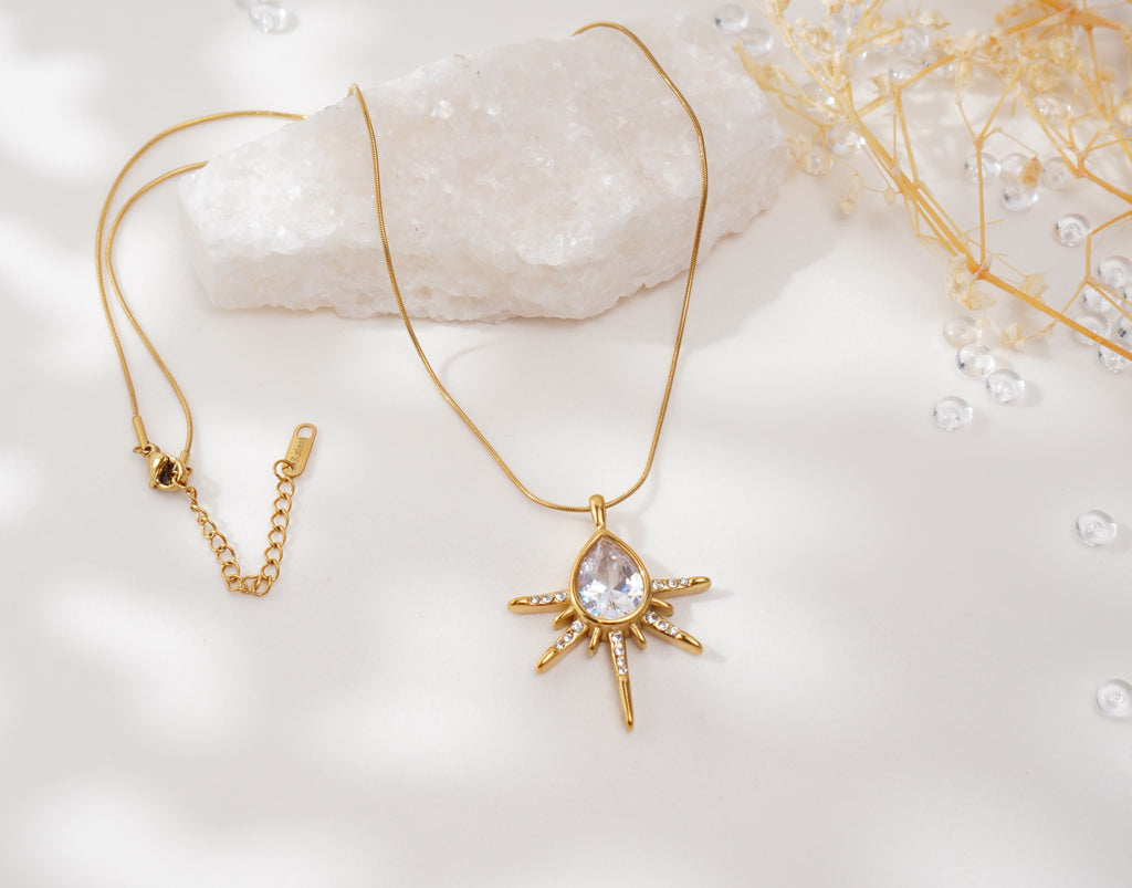 Collier pendentif soleil doré avec zircon en goutte d’eau en acier inoxydable – Élégance lumineuse
