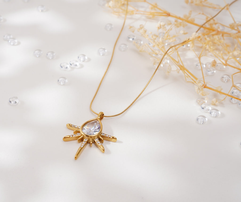 Collier pendentif soleil doré avec zircon en goutte d’eau en acier inoxydable – Élégance lumineuse