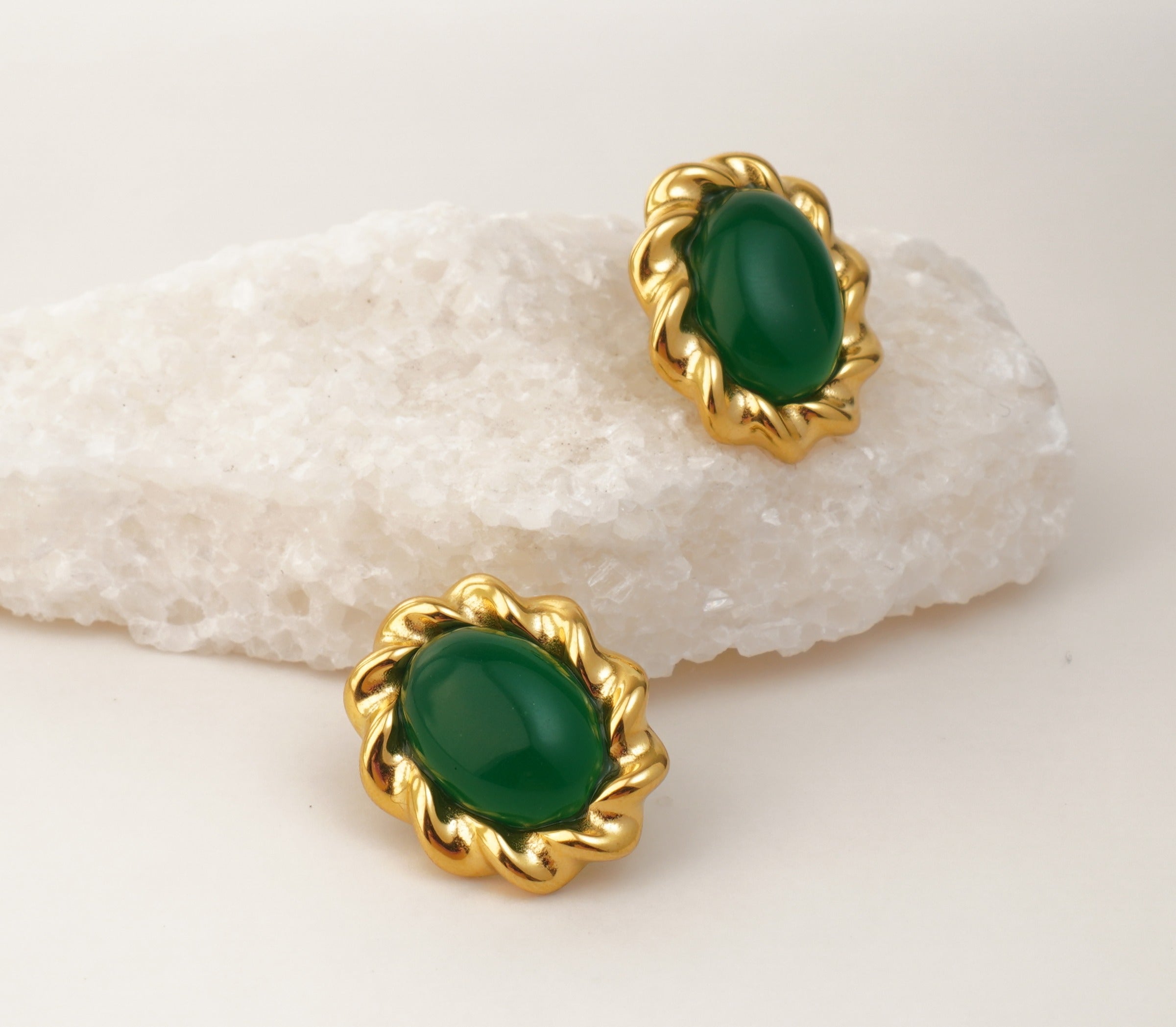 Boucles d’oreilles dorées pierre ovale en acier inoxydable – Élégance vintage & éclat raffiné