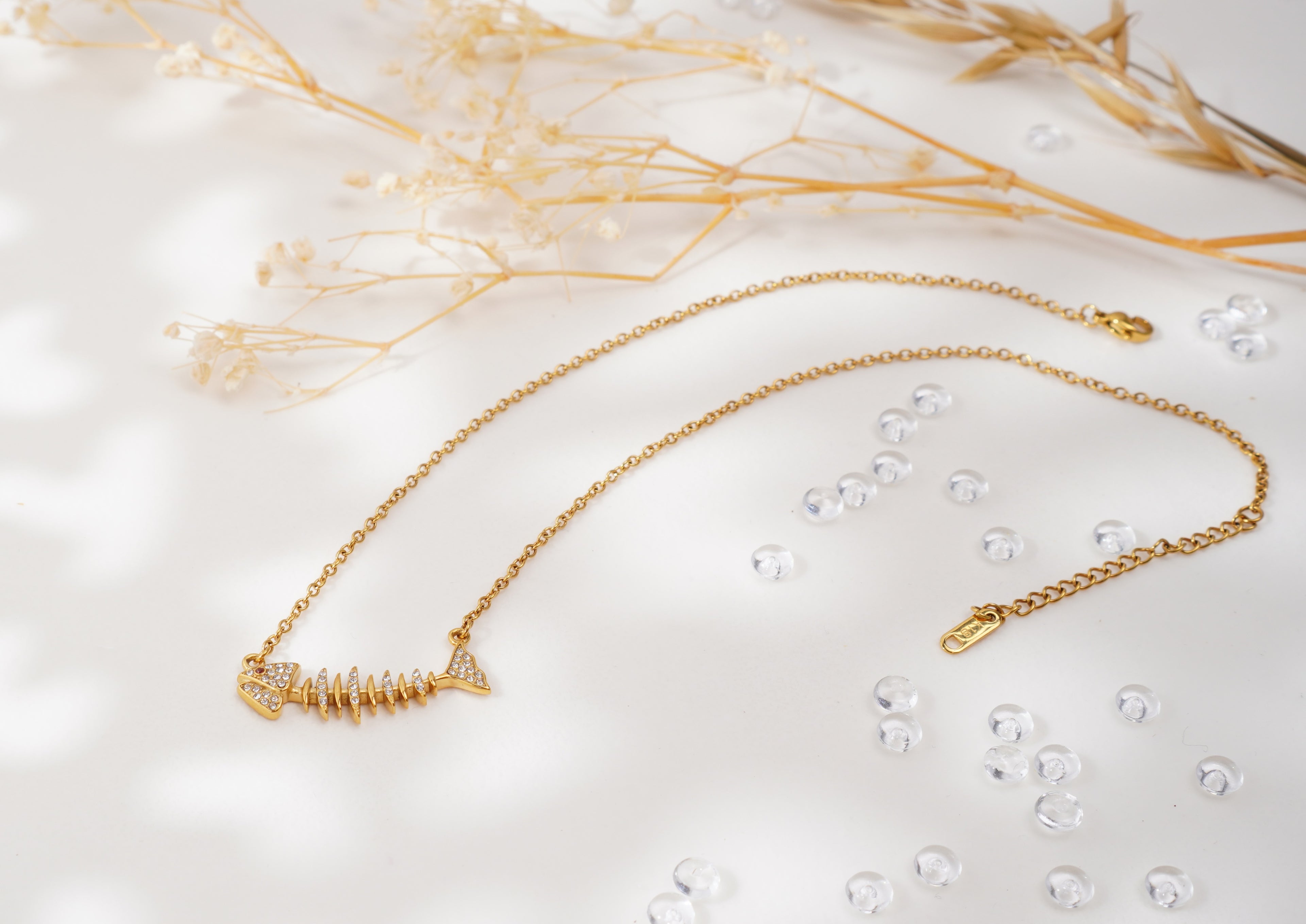 Collier Poisson stylisé doré en acier inoxydable – Finesse & éclat de zircons