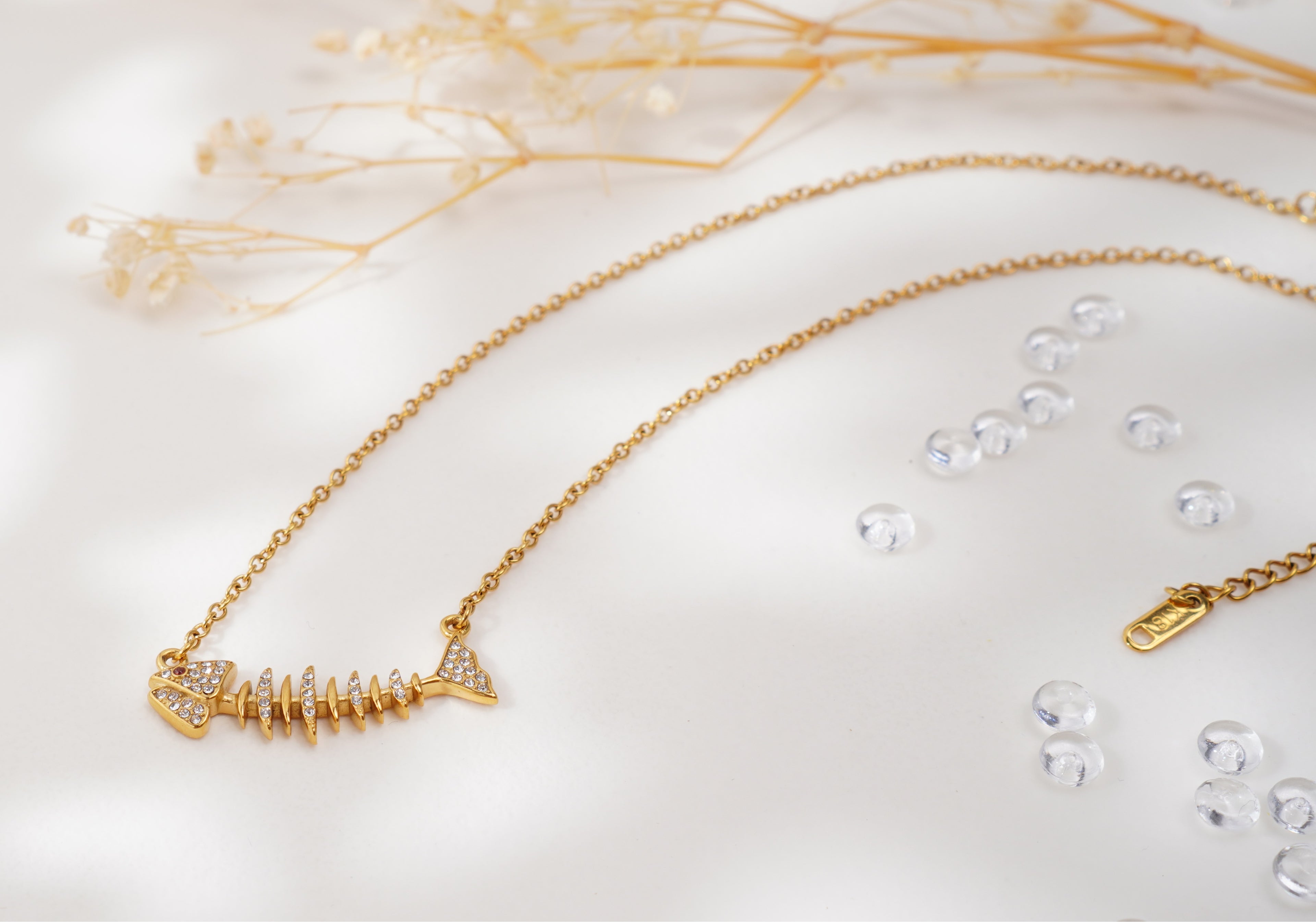 Collier Poisson stylisé doré en acier inoxydable – Finesse & éclat de zircons