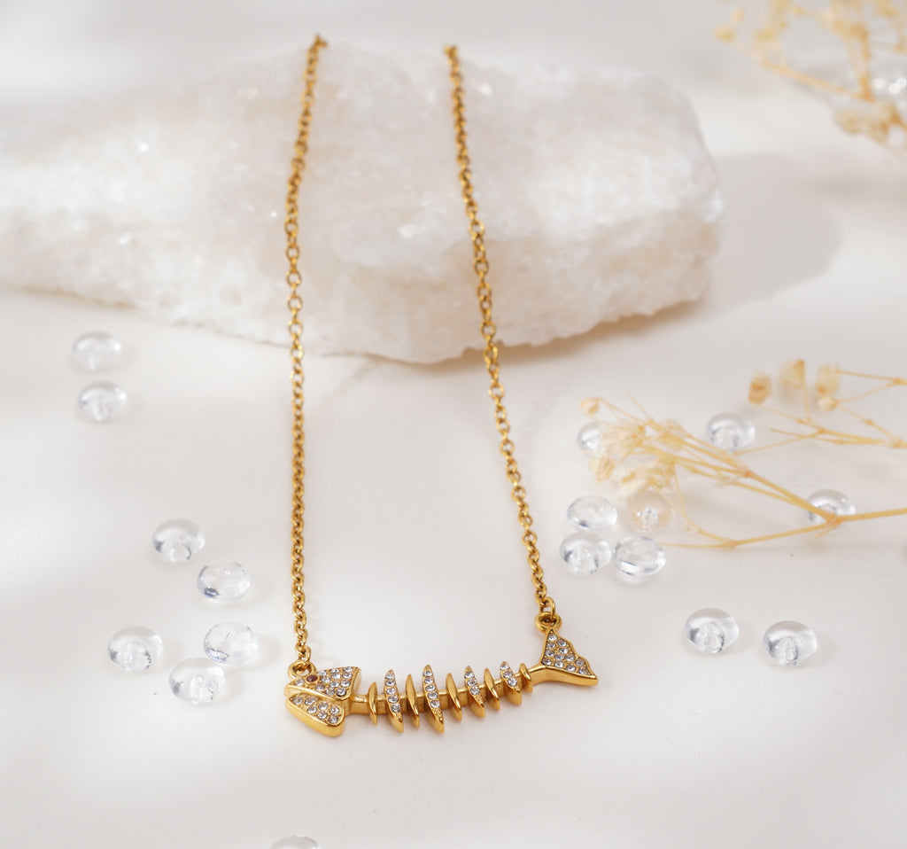 Collier Poisson stylisé doré en acier inoxydable – Finesse & éclat de zircons