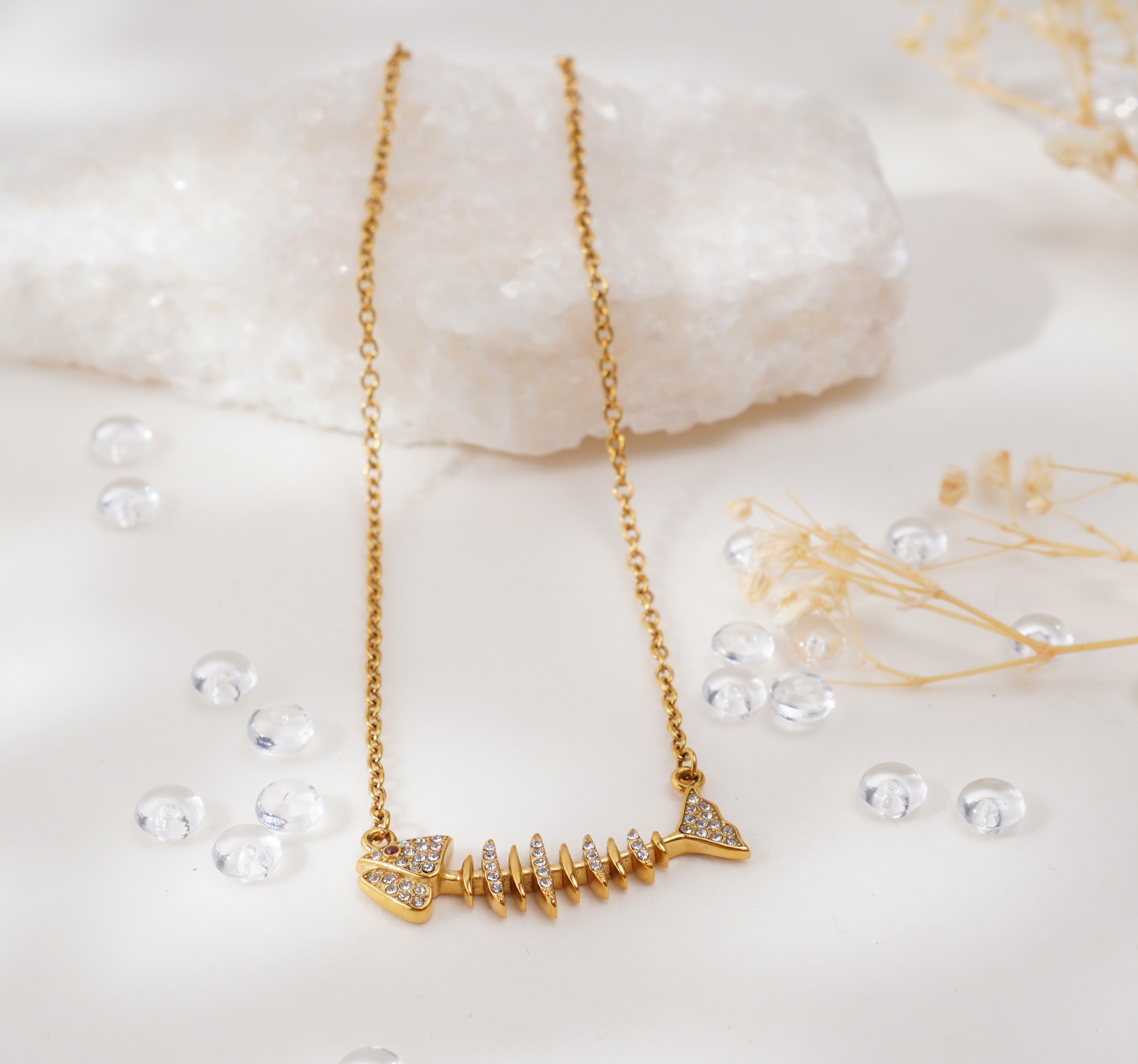 Collier Poisson stylisé doré en acier inoxydable – Finesse & éclat de zircons