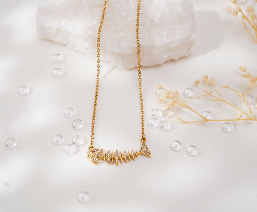 Collier Poisson stylisé doré en acier inoxydable – Finesse & éclat de zircons