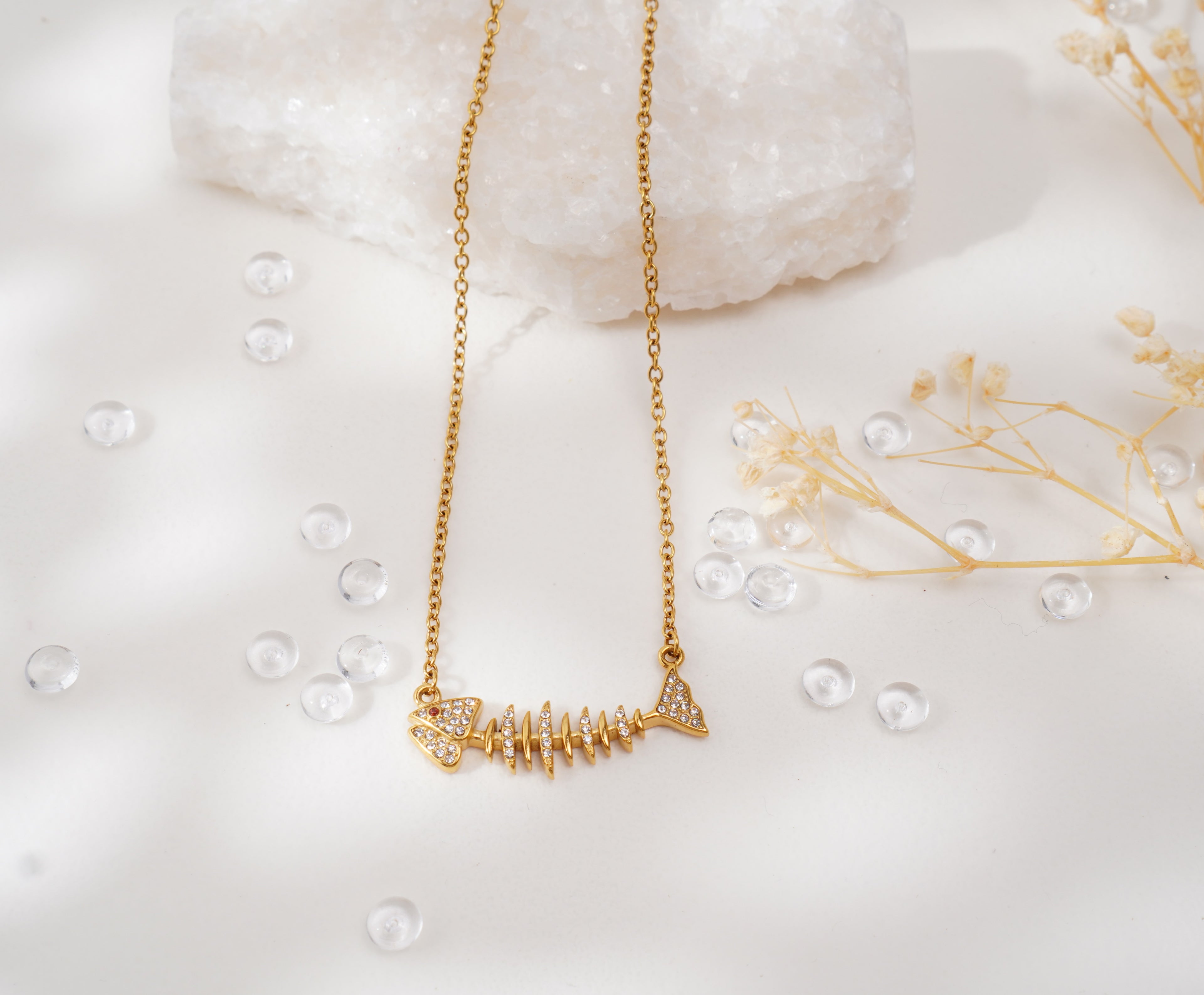 Collier Poisson stylisé doré en acier inoxydable – Finesse & éclat de zircons