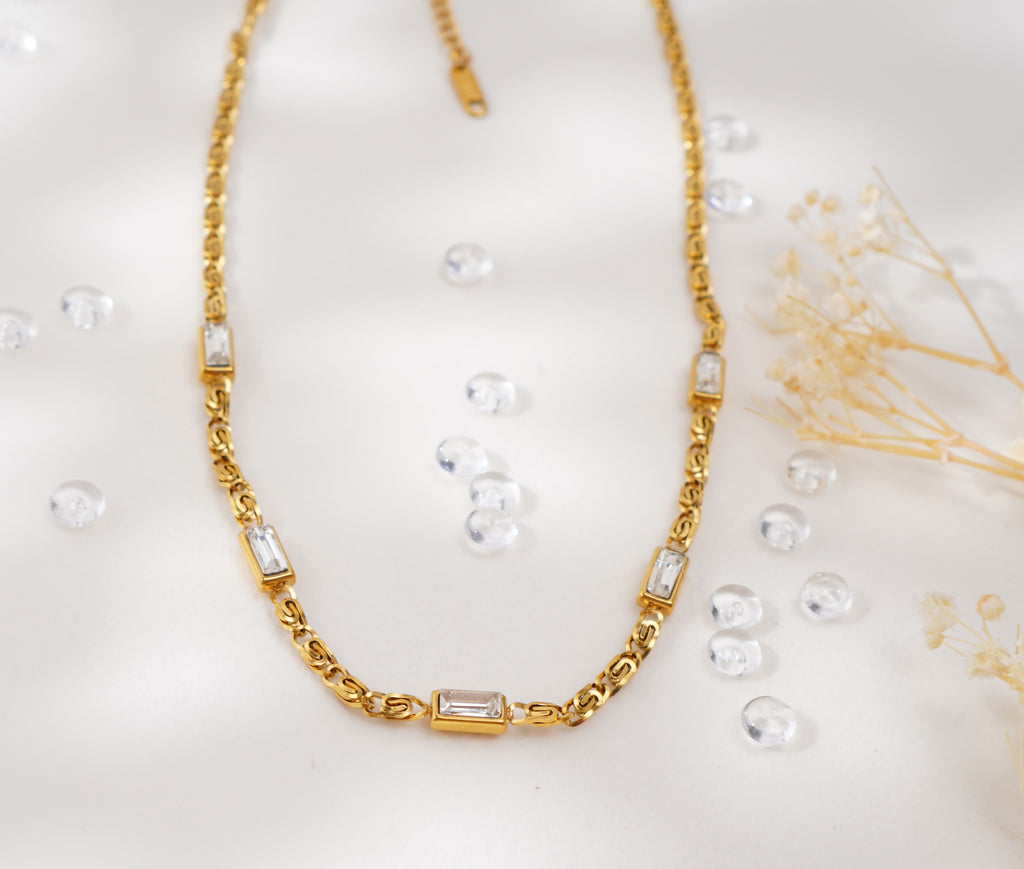 Collier doré à maillons et zircons rectangulaires en acier inoxydable – Élégance géométrique