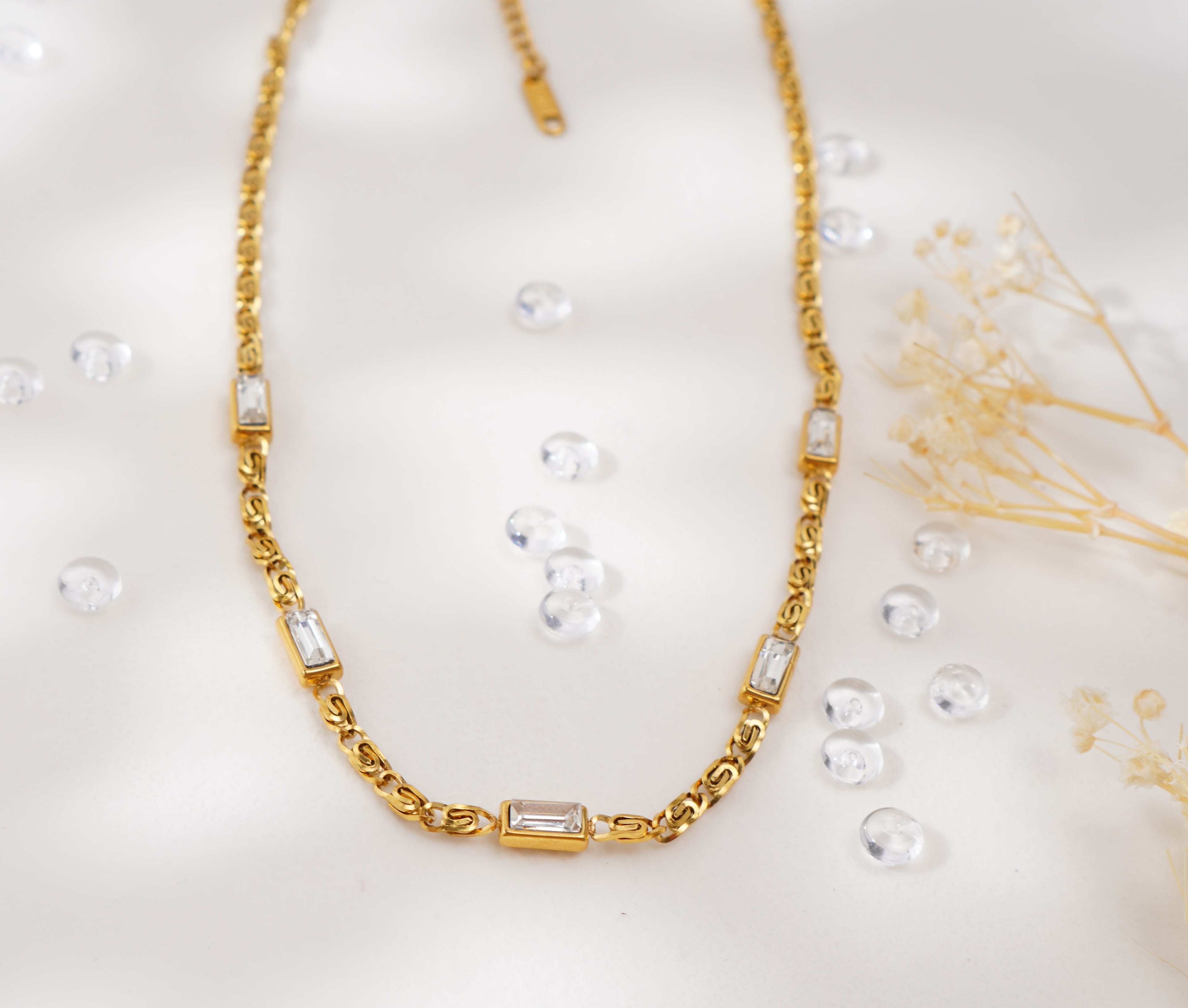 Collier doré à maillons et zircons rectangulaires en acier inoxydable – Élégance géométrique