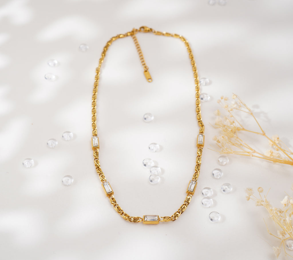 Collier doré à maillons et zircons rectangulaires en acier inoxydable – Élégance géométrique