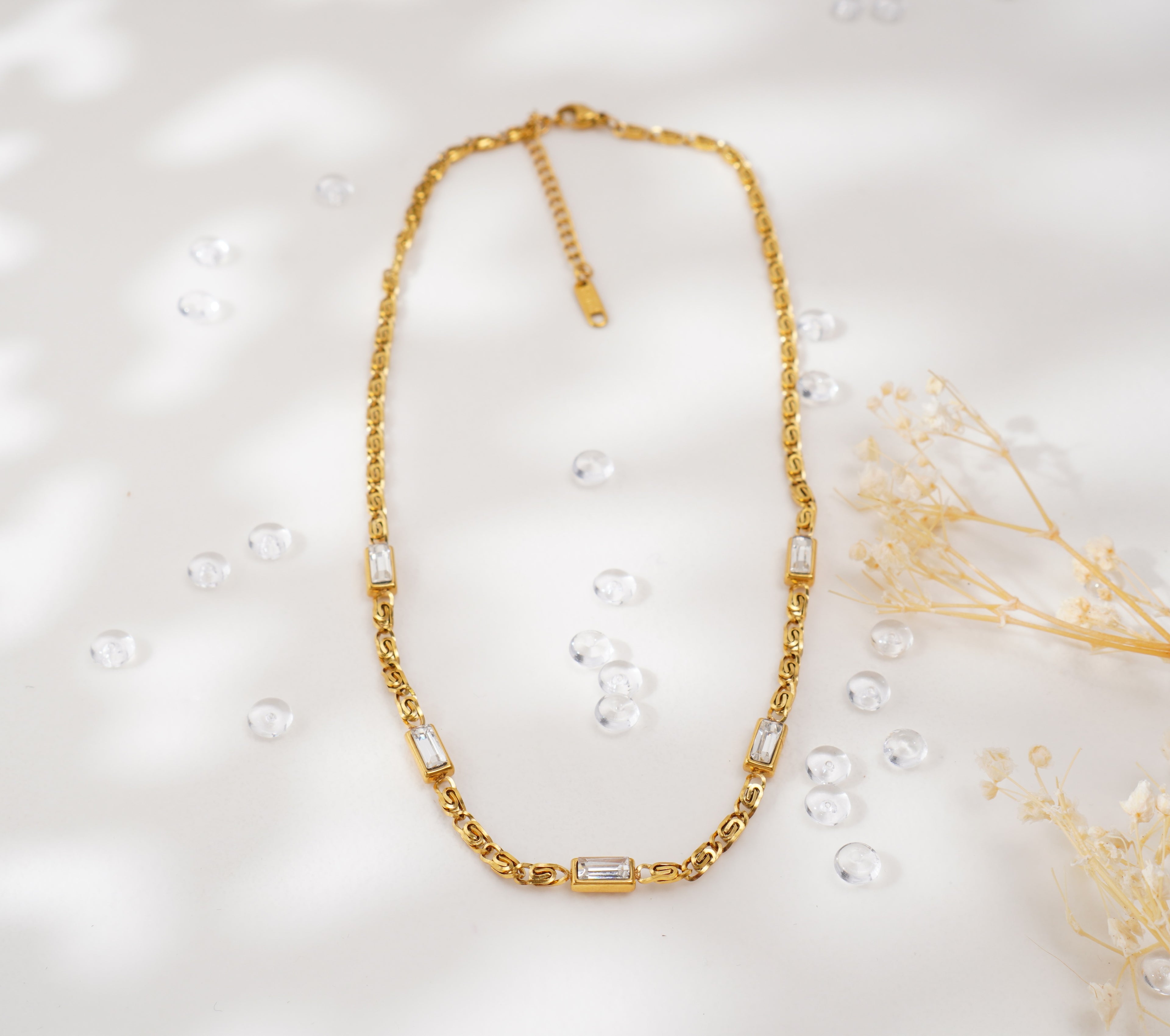 Collier doré à maillons et zircons rectangulaires en acier inoxydable – Élégance géométrique
