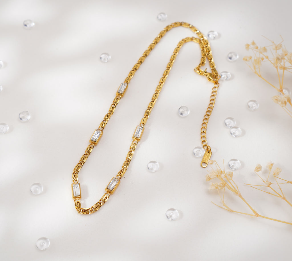 Collier doré à maillons et zircons rectangulaires en acier inoxydable – Élégance géométrique