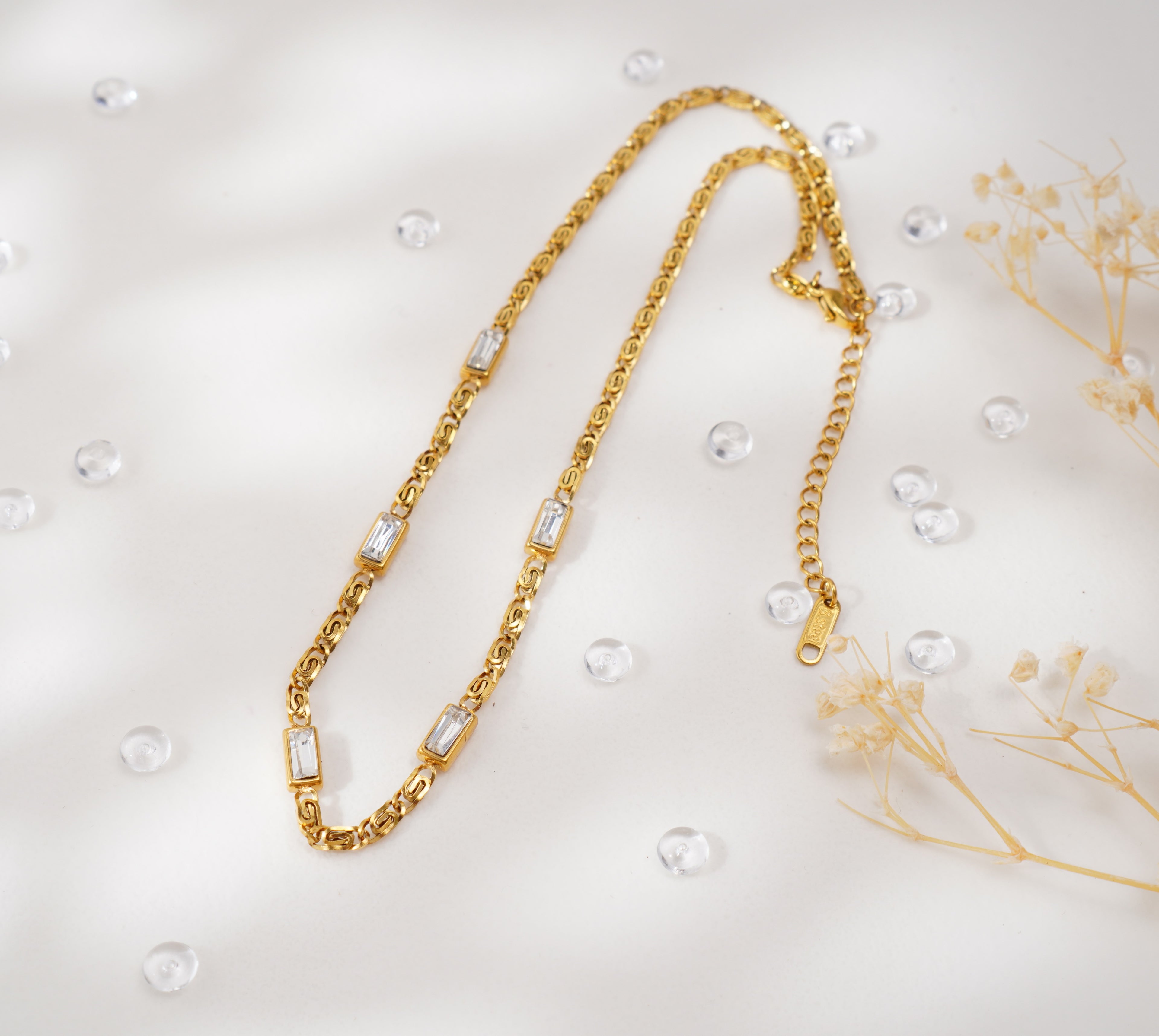 Collier doré à maillons et zircons rectangulaires en acier inoxydable – Élégance géométrique