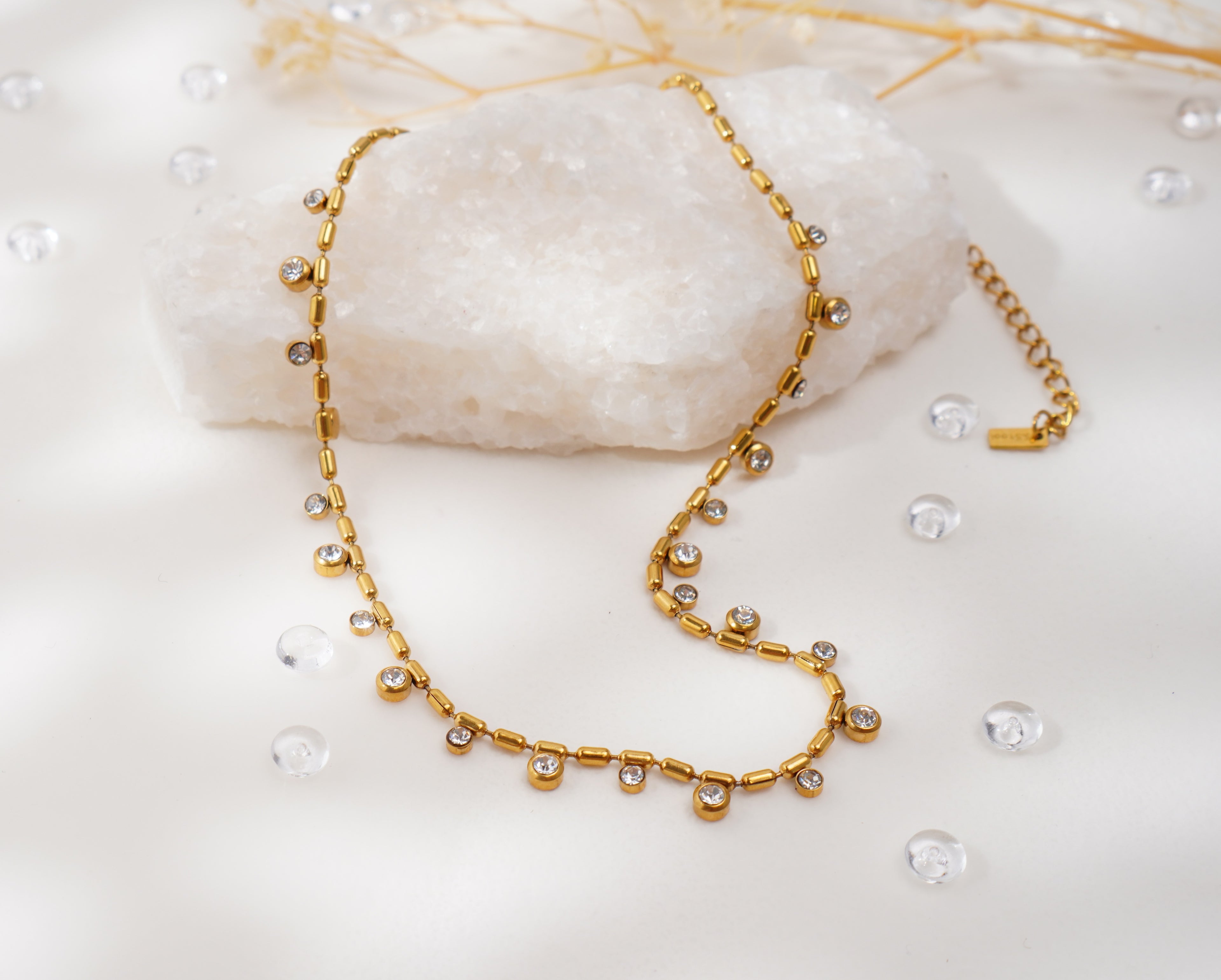 Collier à maillons cylindriques en acier inoxydable et pampilles de zircons en acier inoxydable – Élégance fluide