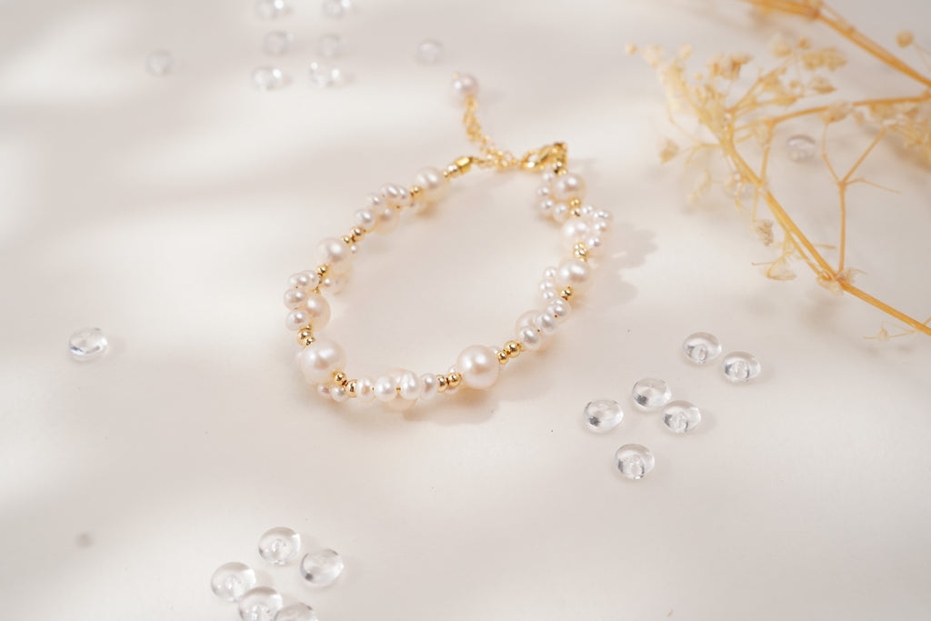 Bracelet perlé motif patte de chat en perles d’eau douce – Élégance douce & charme raffiné