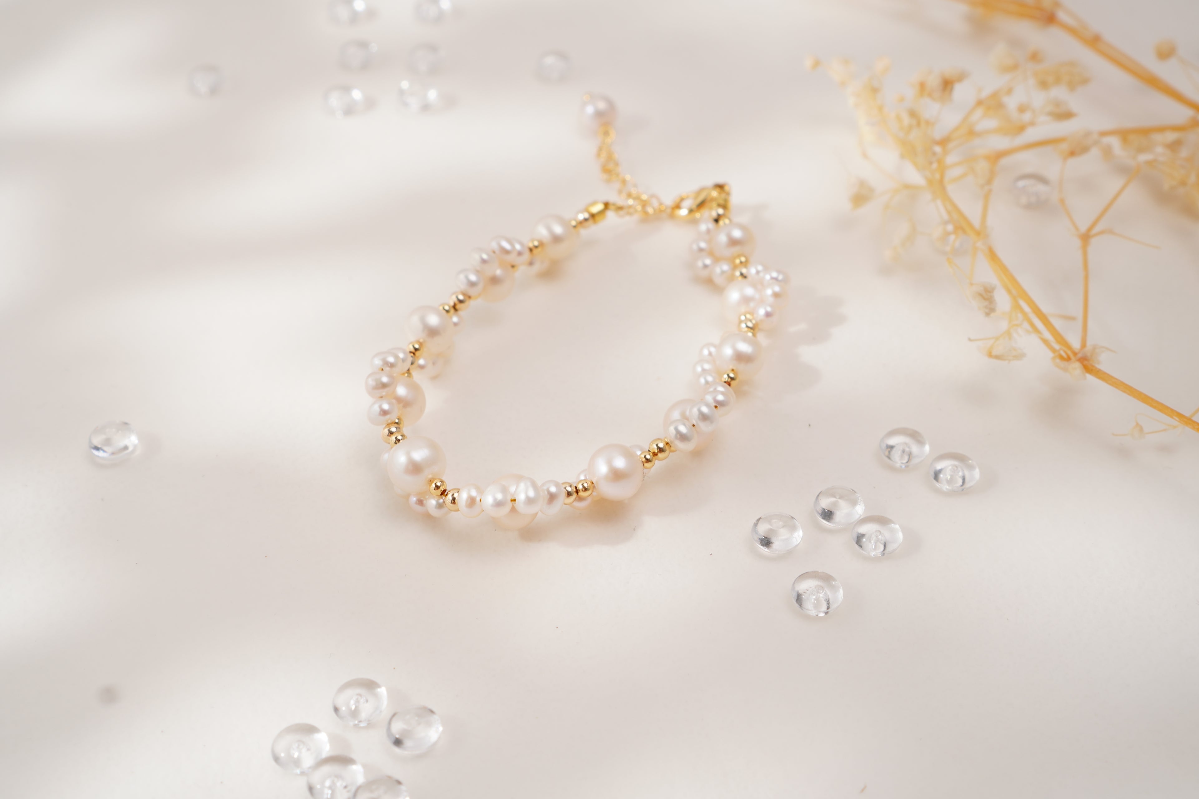 Bracelet perlé motif patte de chat en perles d’eau douce – Élégance douce & charme raffiné