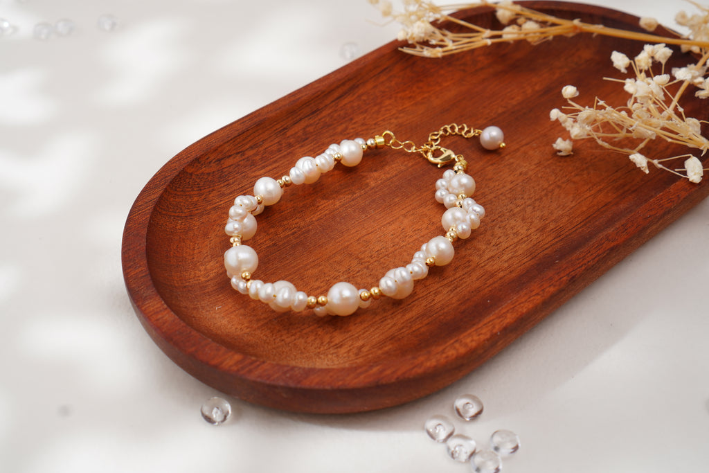 Bracelet perlé motif patte de chat en perles d’eau douce – Élégance douce & charme raffiné