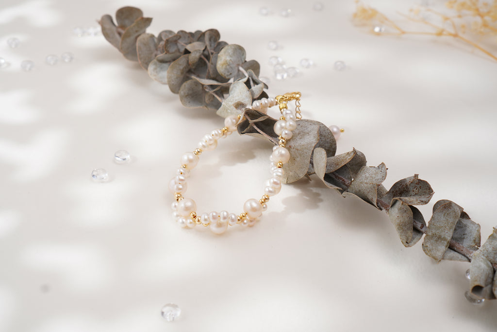 Bracelet perlé motif patte de chat en perles d’eau douce – Élégance douce & charme raffiné