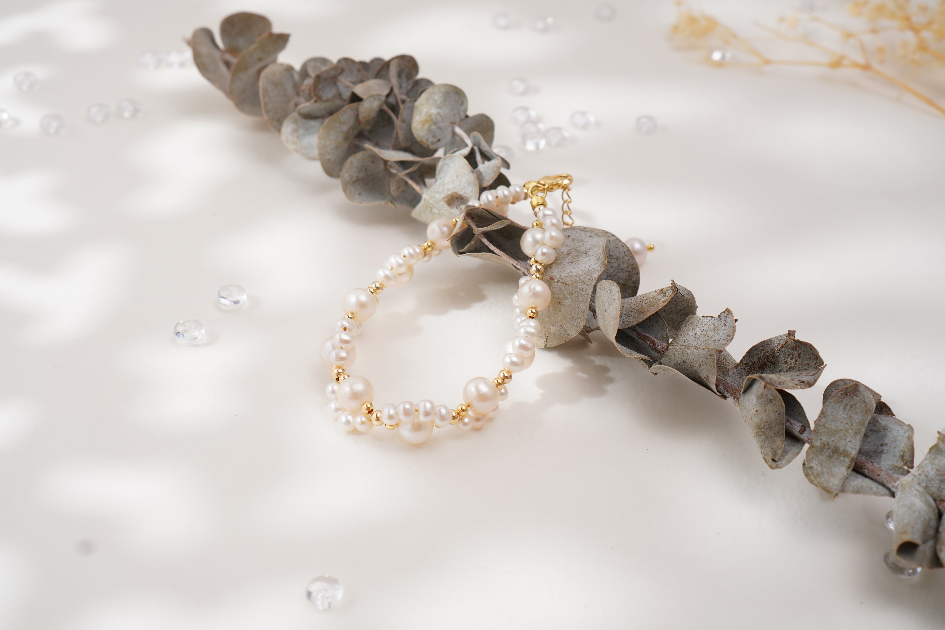 Bracelet perlé motif patte de chat en perles d’eau douce – Élégance douce & charme raffiné