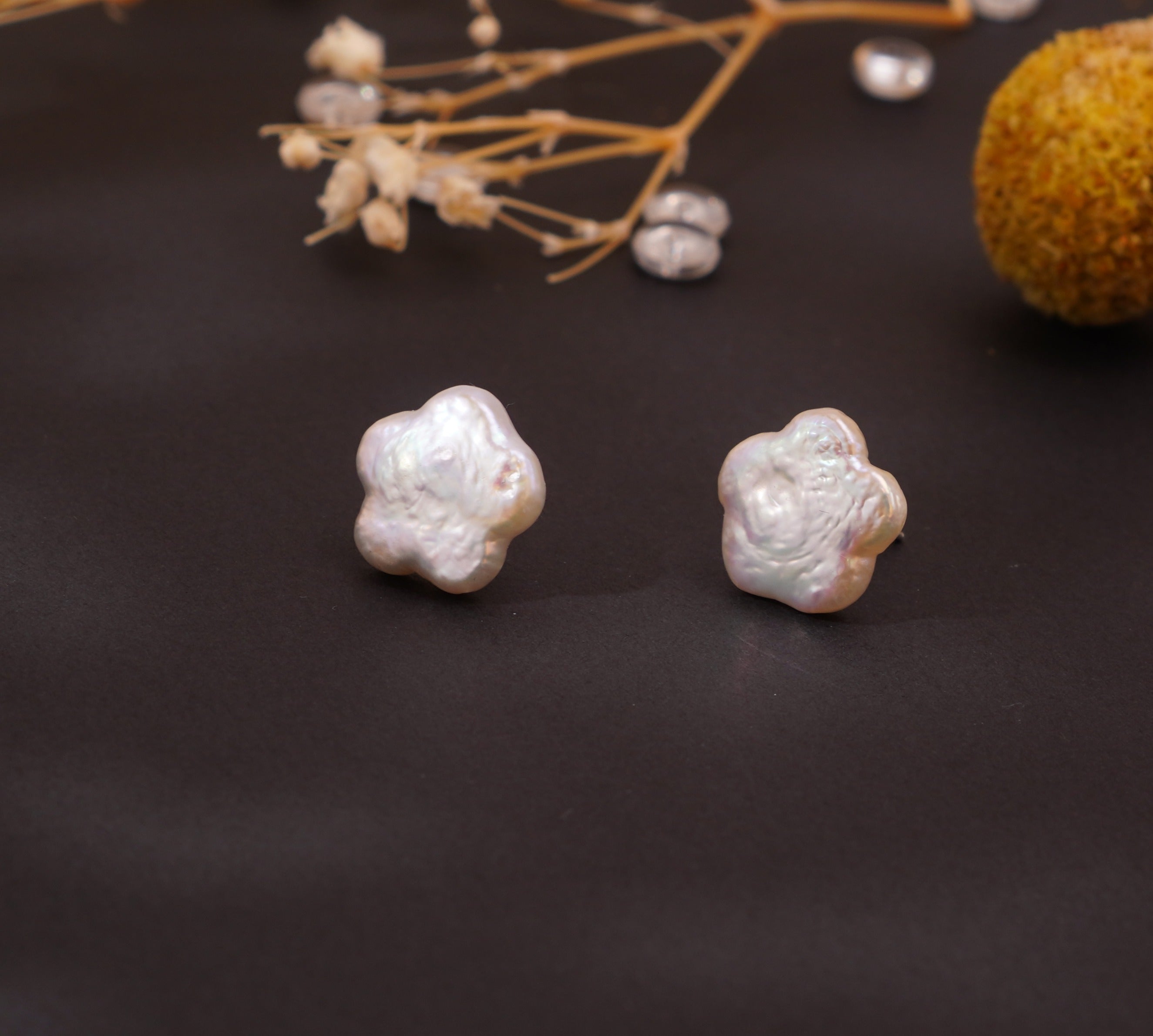 Boucles d’oreilles fleur en perles d’eau douce baroques – Élégance naturelle & charme intemporel