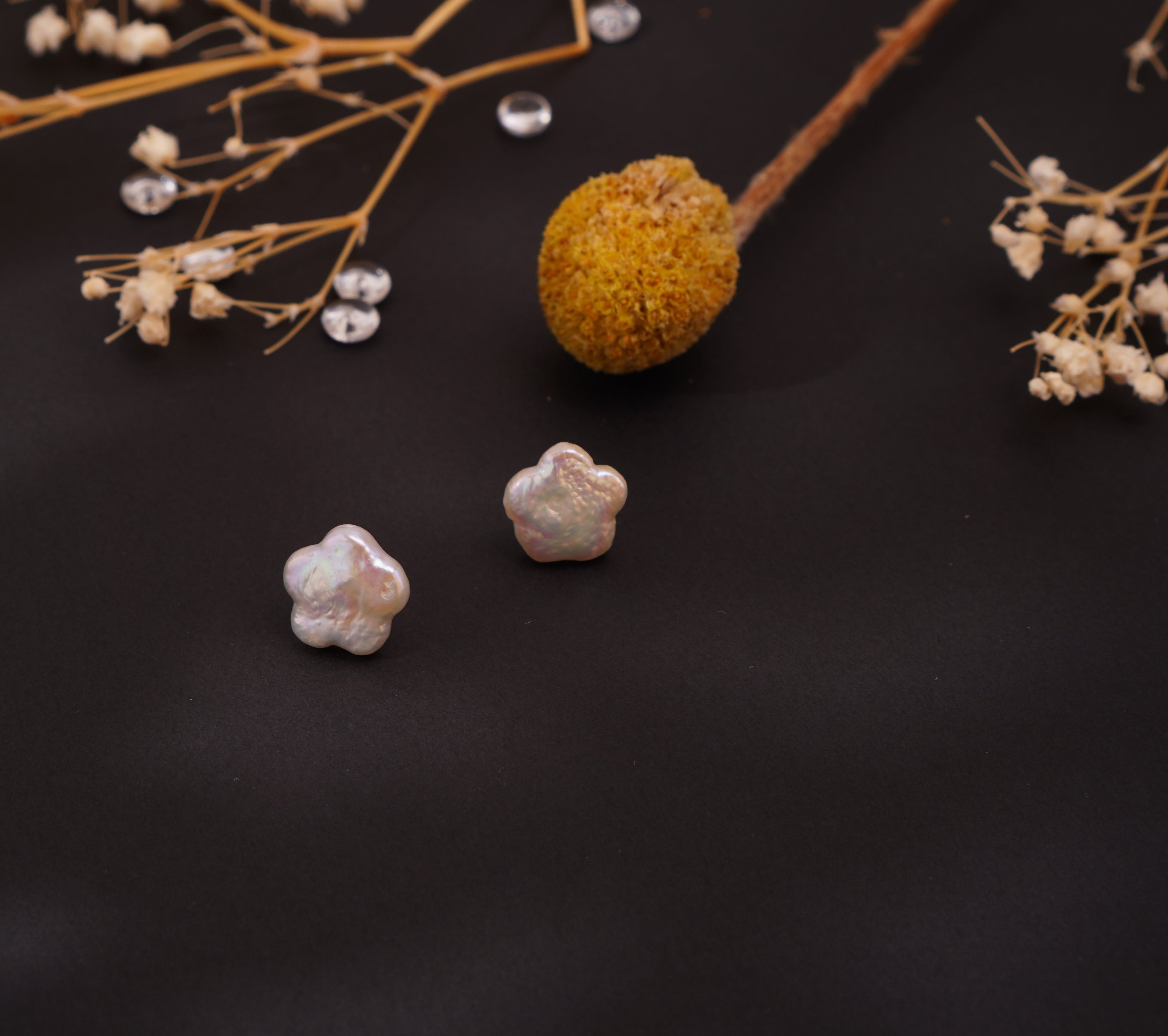Boucles d’oreilles fleur en perles d’eau douce baroques – Élégance naturelle & charme intemporel