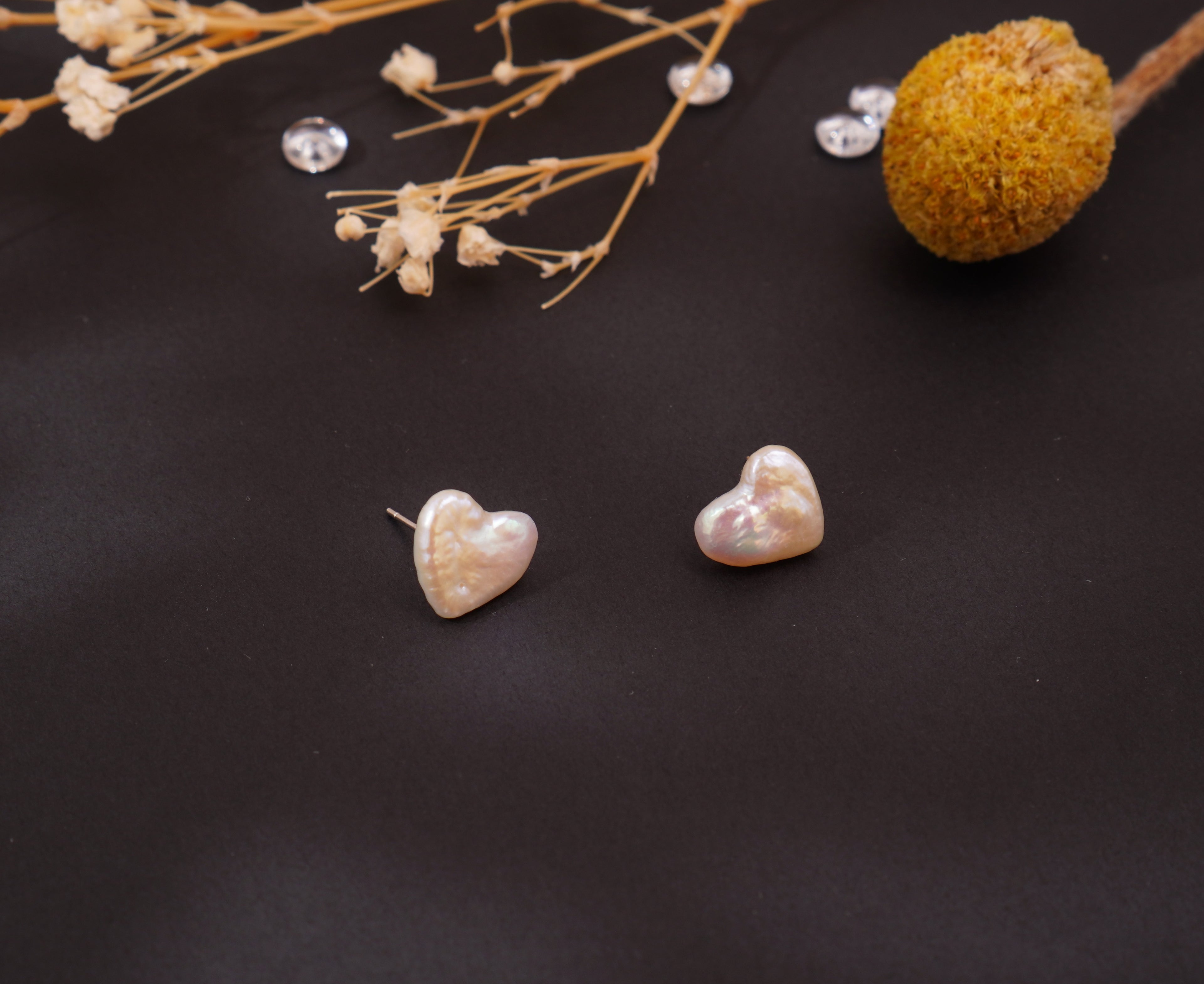 Boucles d’oreilles cœur en perles d’eau douce baroques – Élégance naturelle & éclat irisé