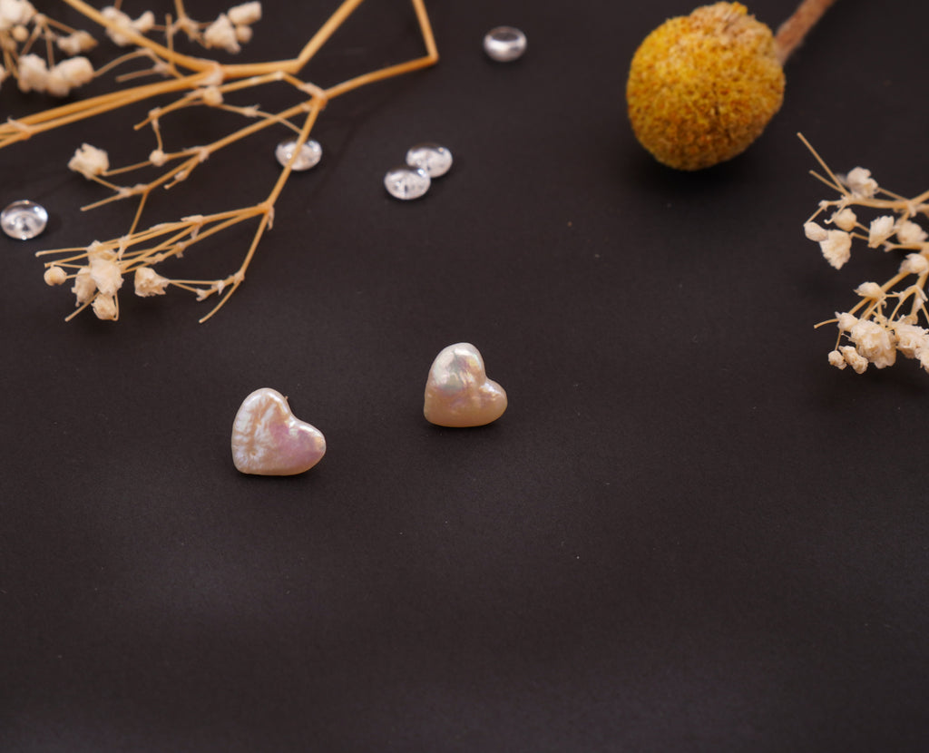 Boucles d’oreilles cœur en perles d’eau douce baroques – Élégance naturelle & éclat irisé