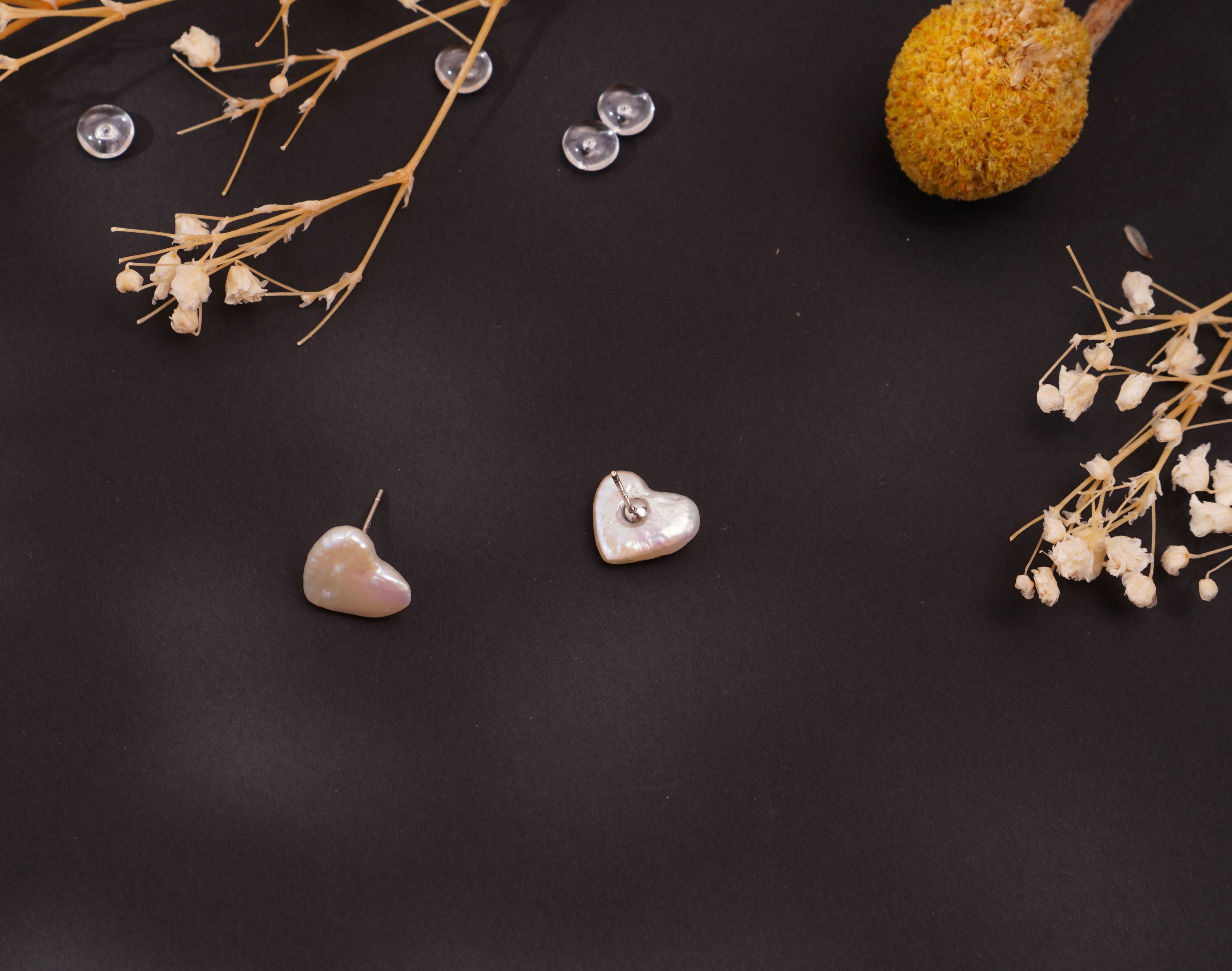 Boucles d’oreilles cœur en perles d’eau douce baroques – Élégance naturelle & éclat irisé