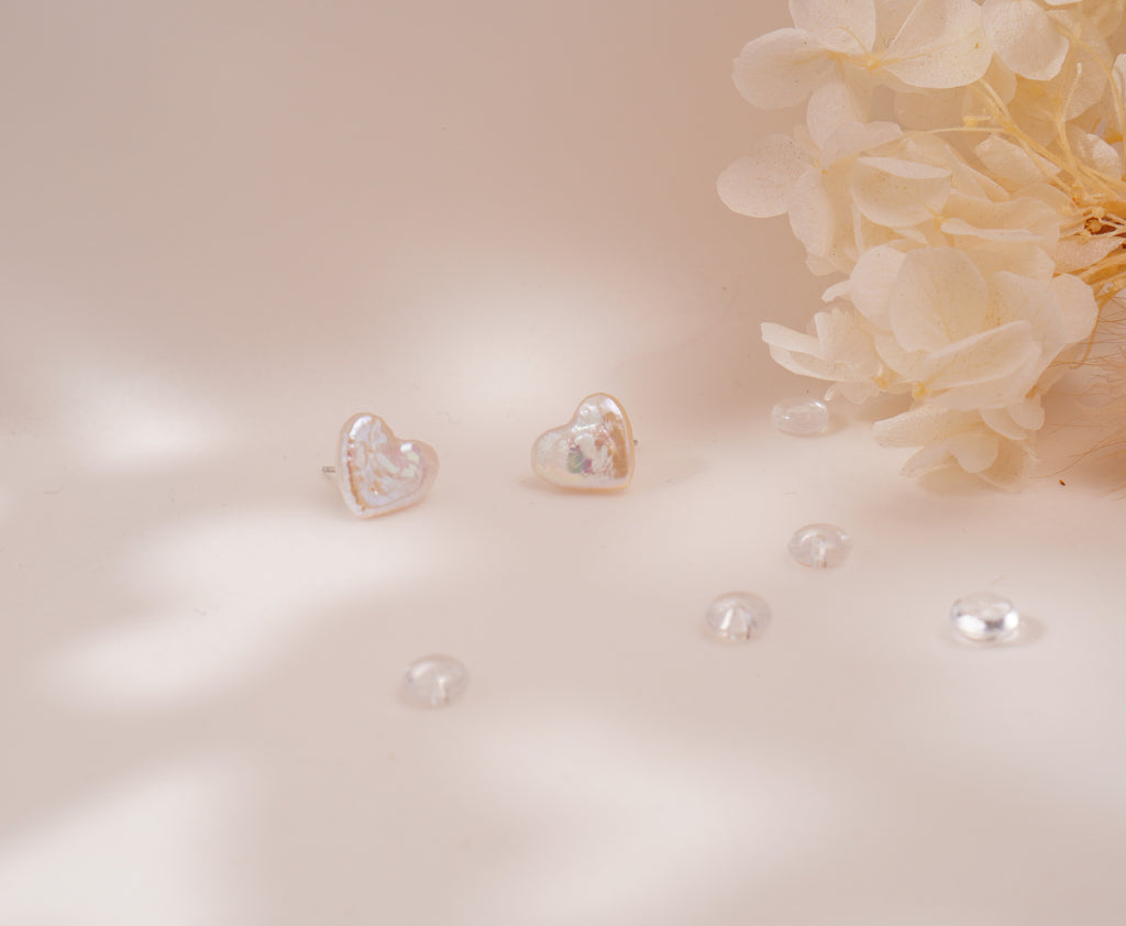 Boucles d’oreilles cœur en perles d’eau douce baroques – Élégance naturelle & éclat irisé